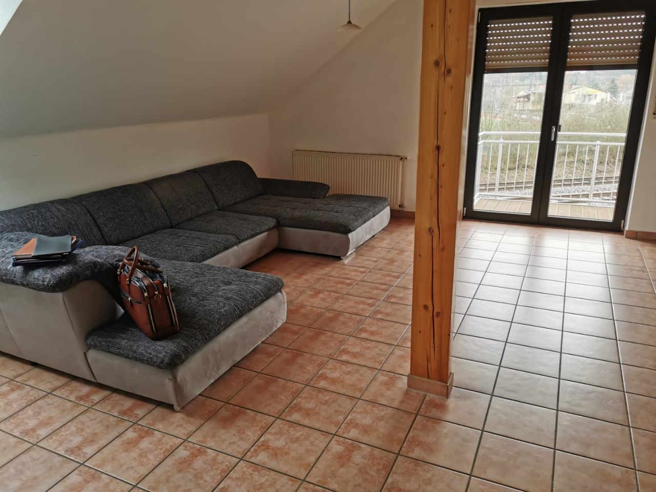 ILLINGEN : Großzügige Wohnung mit Balkon und Einbauküche in Sackgasse !