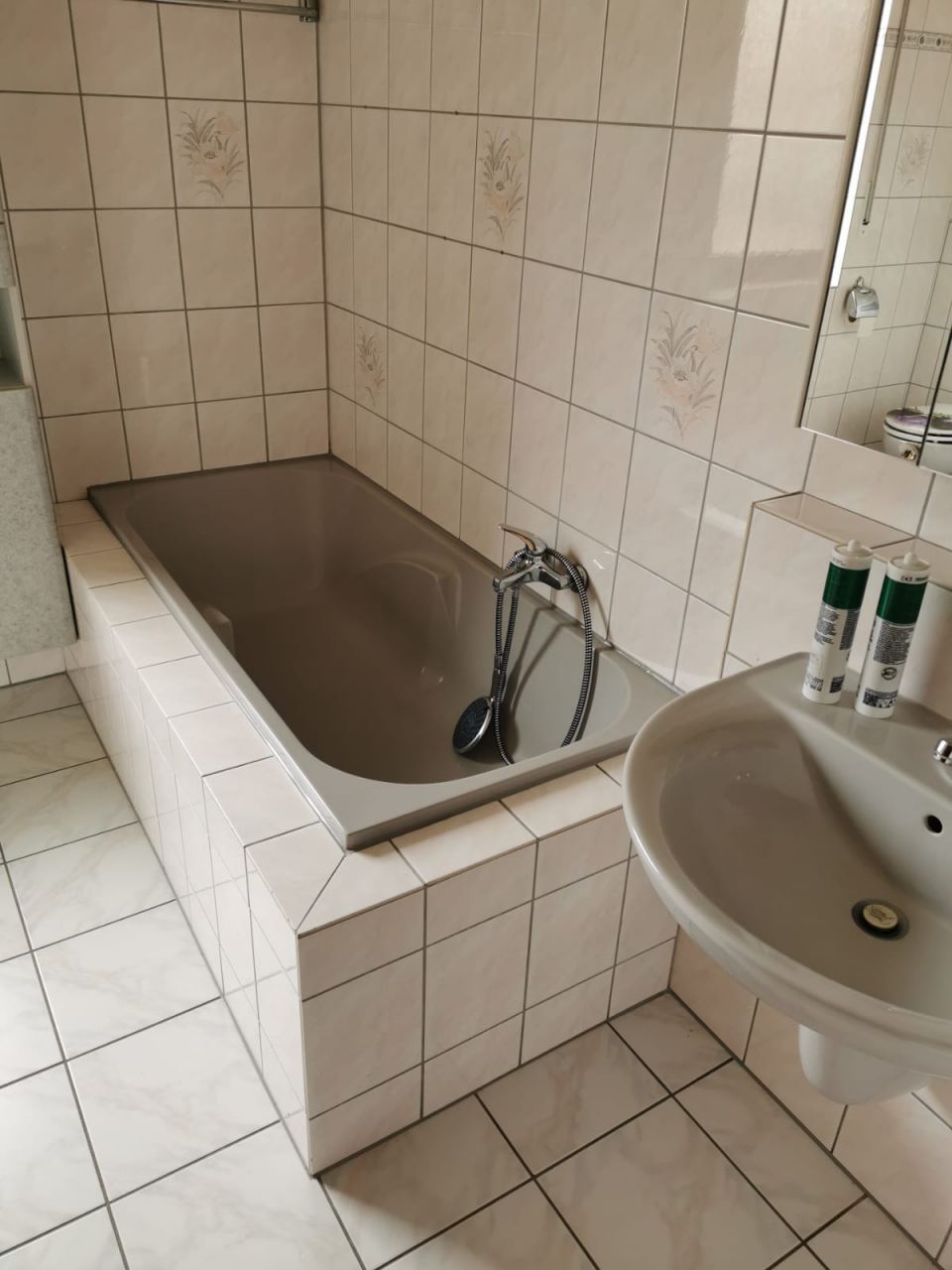 ILLINGEN : Großzügige Wohnung mit Balkon und Einbauküche in Sackgasse !