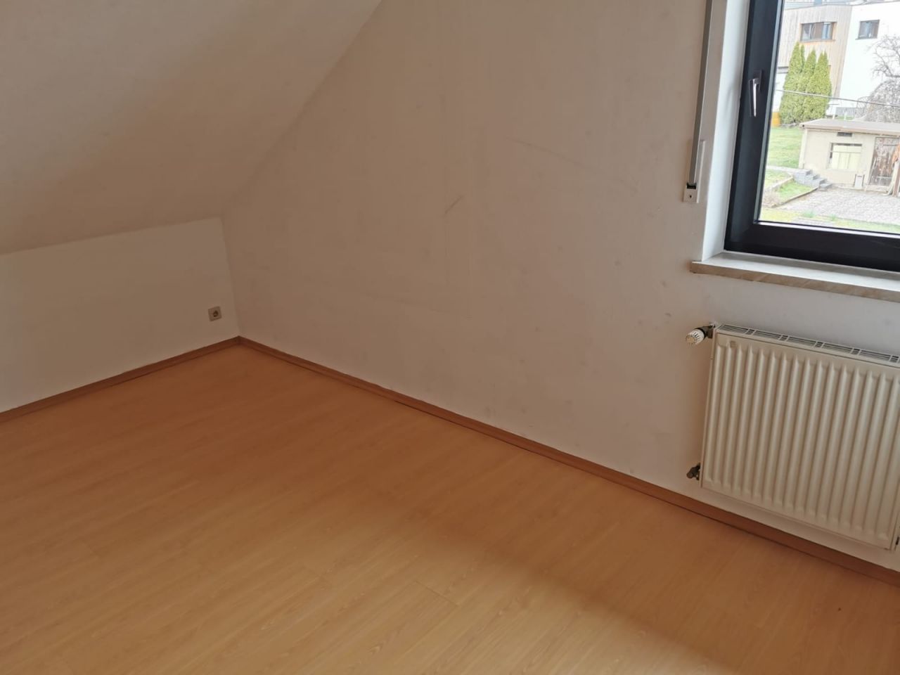 ILLINGEN : Großzügige Wohnung mit Balkon und Einbauküche in Sackgasse !