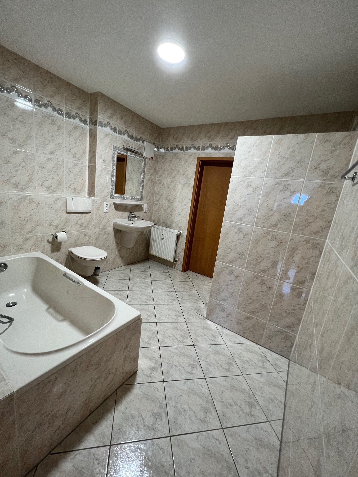 PERL : ALTERSGERECHTE Wohnung in der = SENIORENGALERIE MOSELPARK = mit Terrasse !