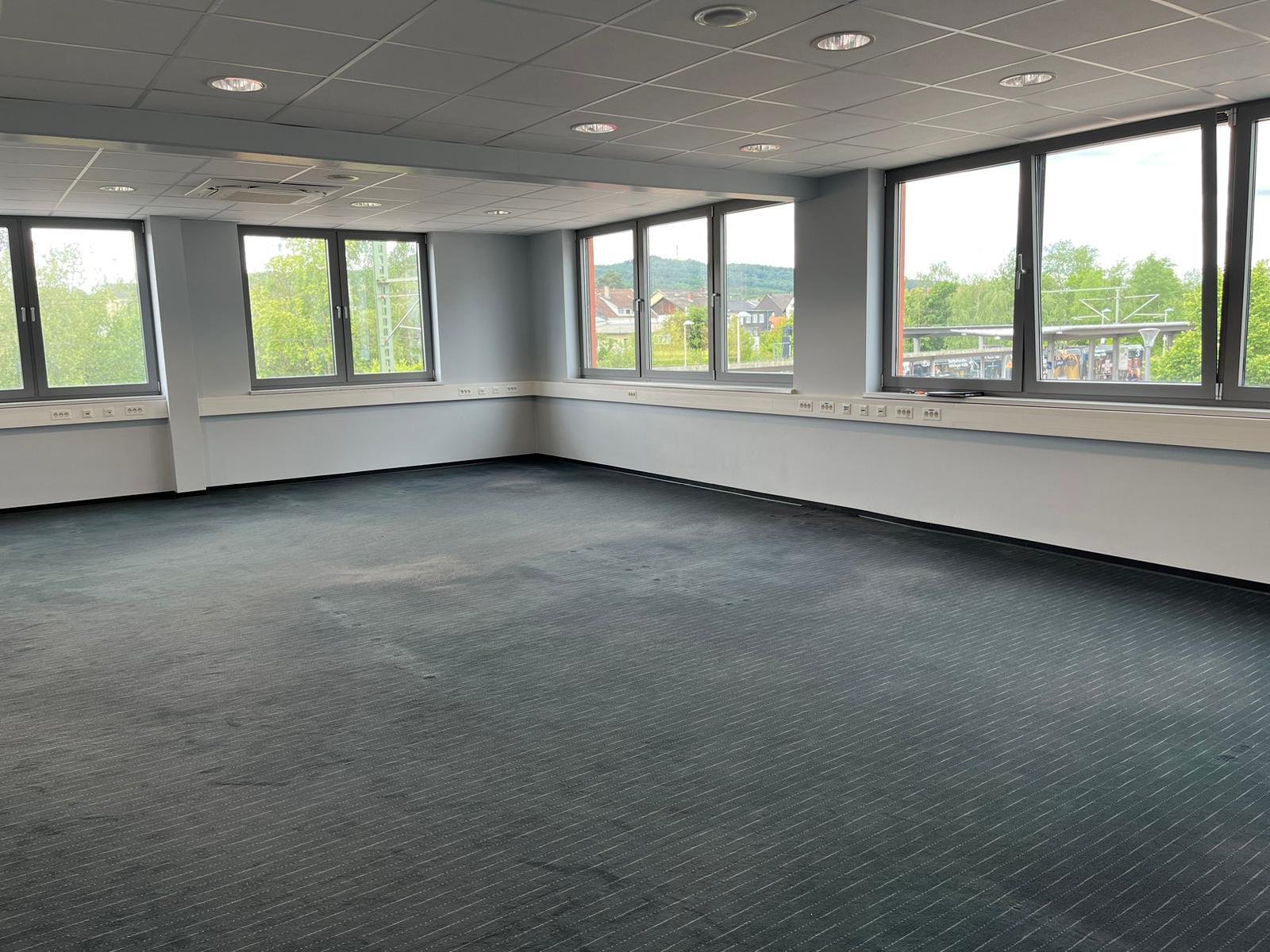 LEBACH : Moderne BÜRO oder PRAXISFLÄCHE direkt am = BITCHER PLATZ = !