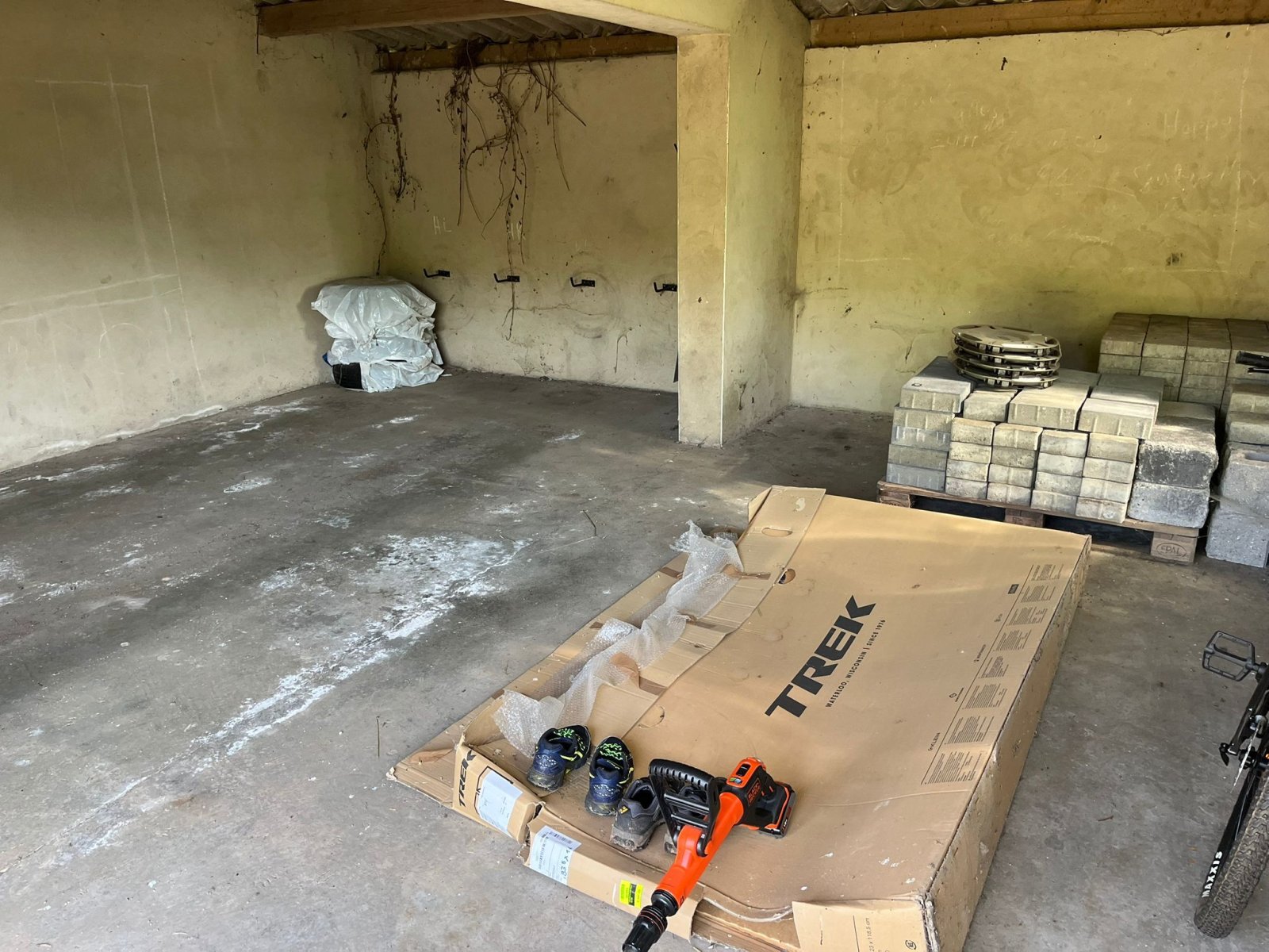 ÜBERROTH : Handwerkerobjekt mit POTENTIAL und 2019 m² Grundstück !