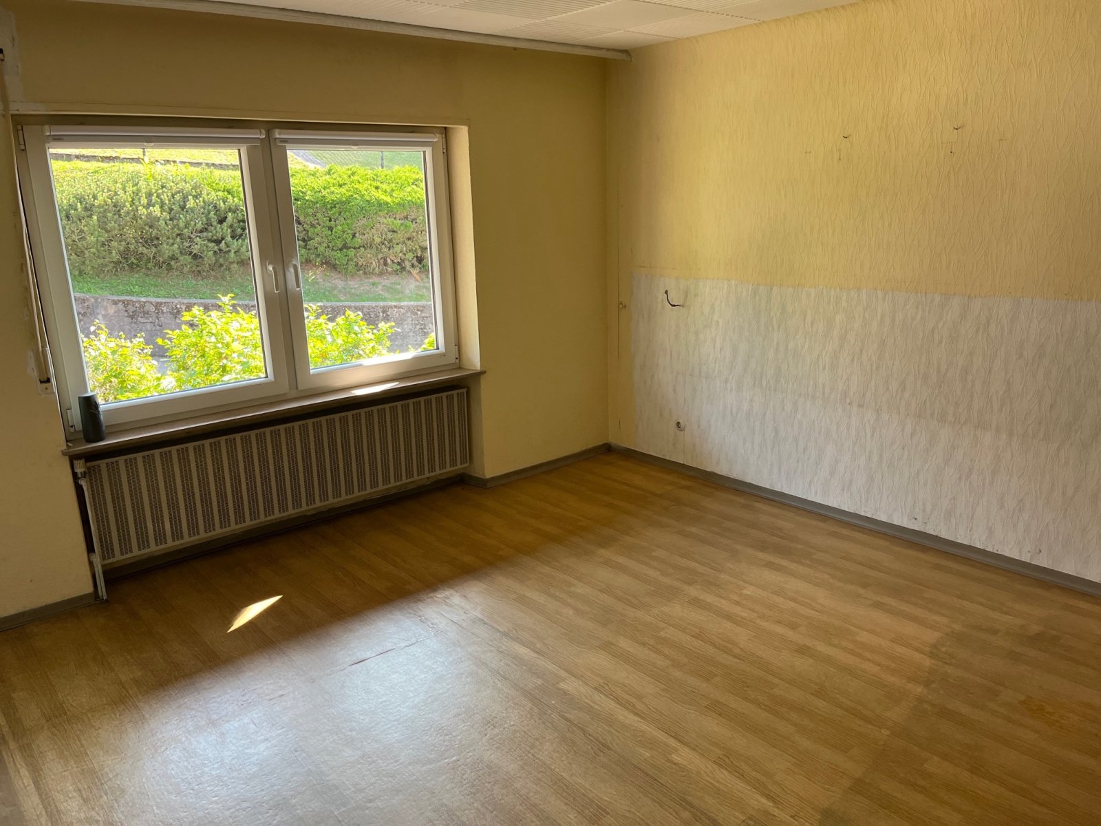 LIMBACH : 1 - 2 Familienhaus mit PHOTOVOLTAIK - ANLAGE in RUHIGER Lage !
