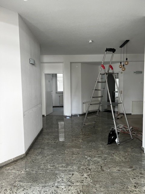 WIESBACH : Ca. 130 m² Büro- / Praxisfläche mit 4 Stellplätzen zur individuellen NUTZUNG ! !