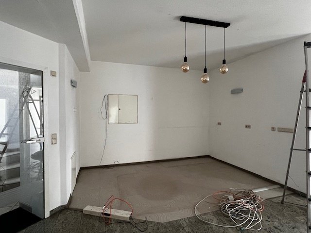 WIESBACH : Ca. 130 m² Büro- / Praxisfläche mit 4 Stellplätzen zur individuellen NUTZUNG ! !