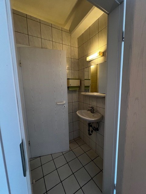 WIESBACH : Ca. 130 m² Büro- / Praxisfläche mit 4 Stellplätzen zur individuellen NUTZUNG ! !