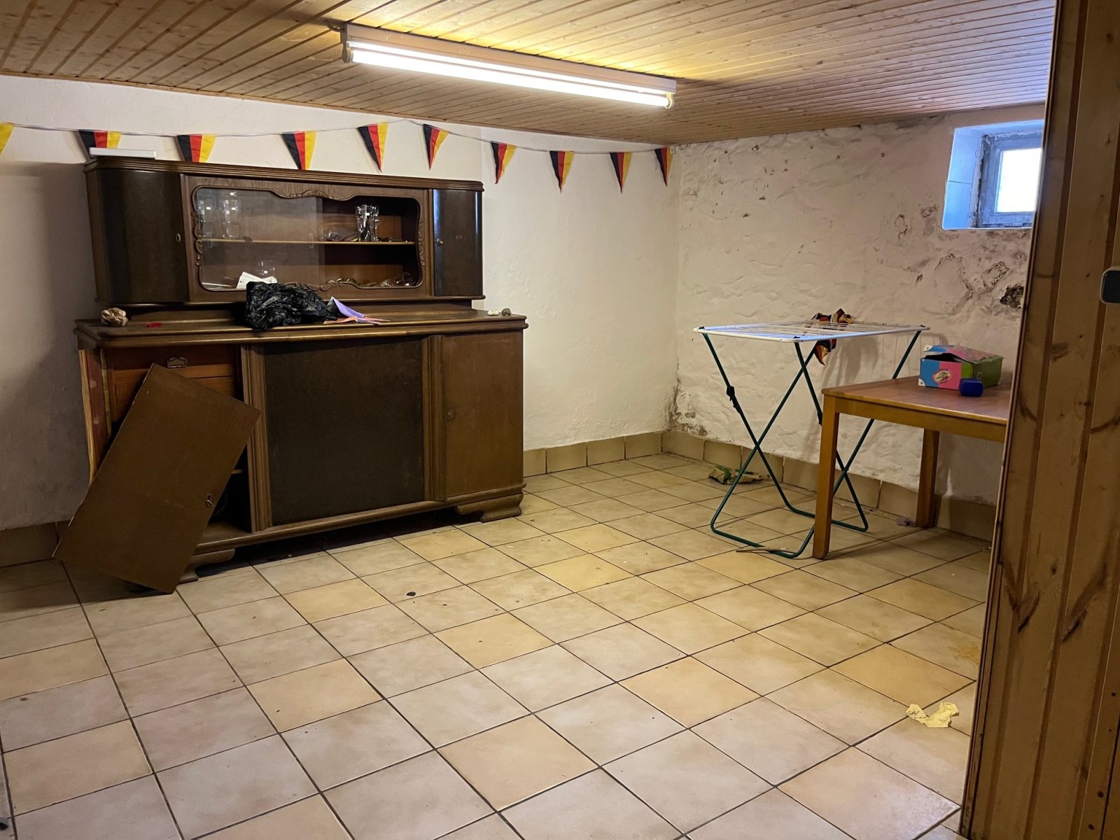 DÖRSDORF : SOLIDES 1 - 2 Familienhaus mit schönem GRUNDSTÜCK !