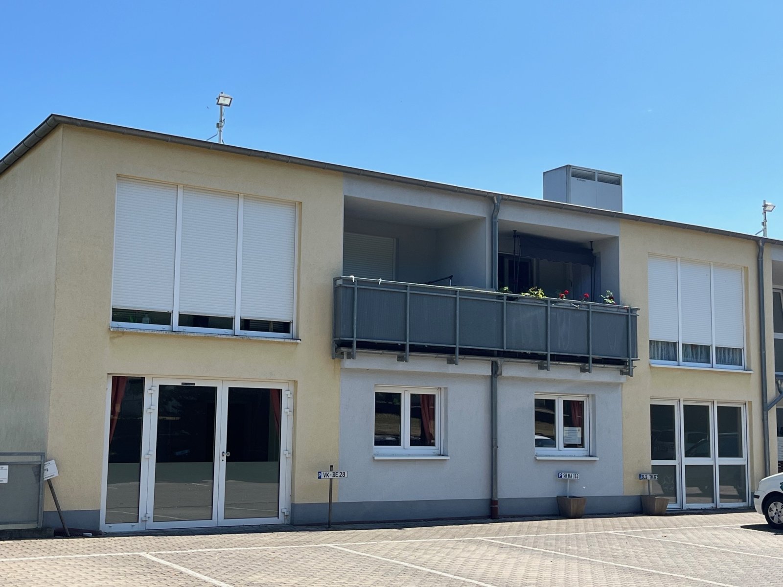 STEINBACH : Ebenertige Gewerbefläche ( 85m² ) mit 2 Stellplätzen warten auf NEUE Nutzung !