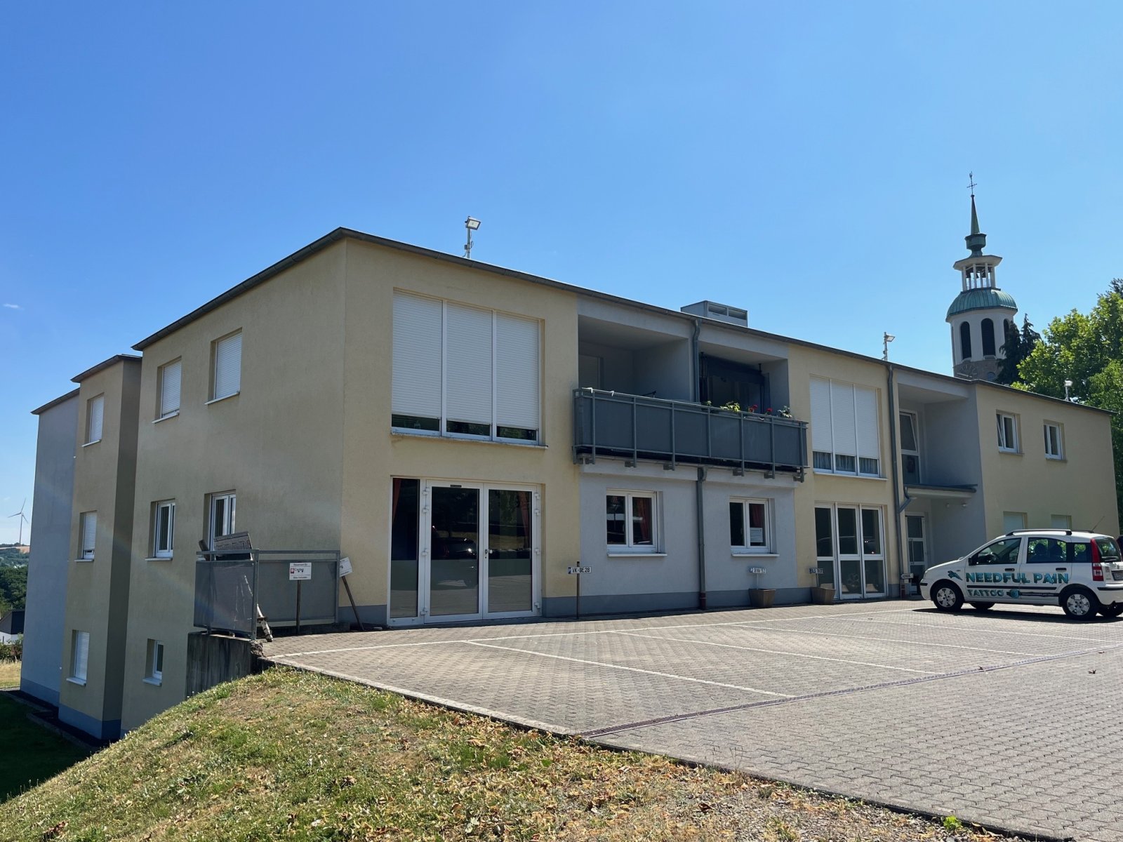 STEINBACH : Ebenertige Gewerbefläche ( 85m² ) mit 2 Stellplätzen warten auf NEUE Nutzung !