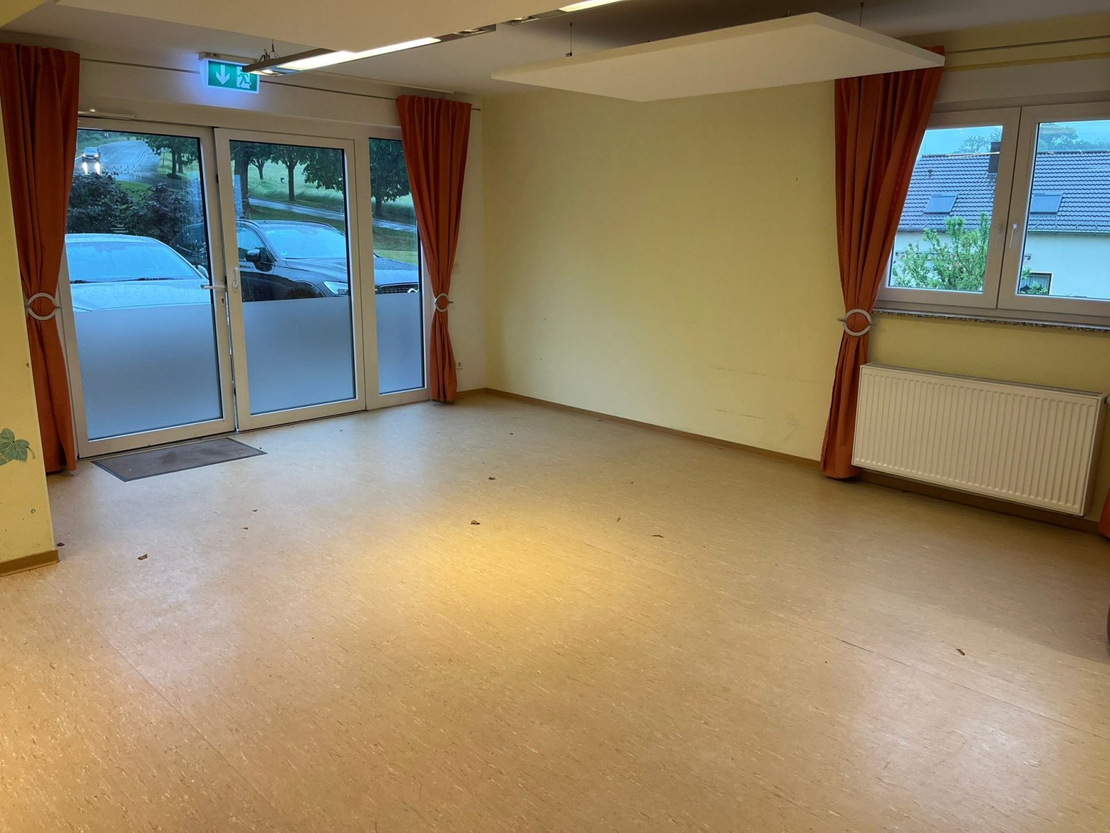 STEINBACH : Ebenertige Gewerbefläche ( 85m² ) mit 2 Stellplätzen warten auf NEUE Nutzung !