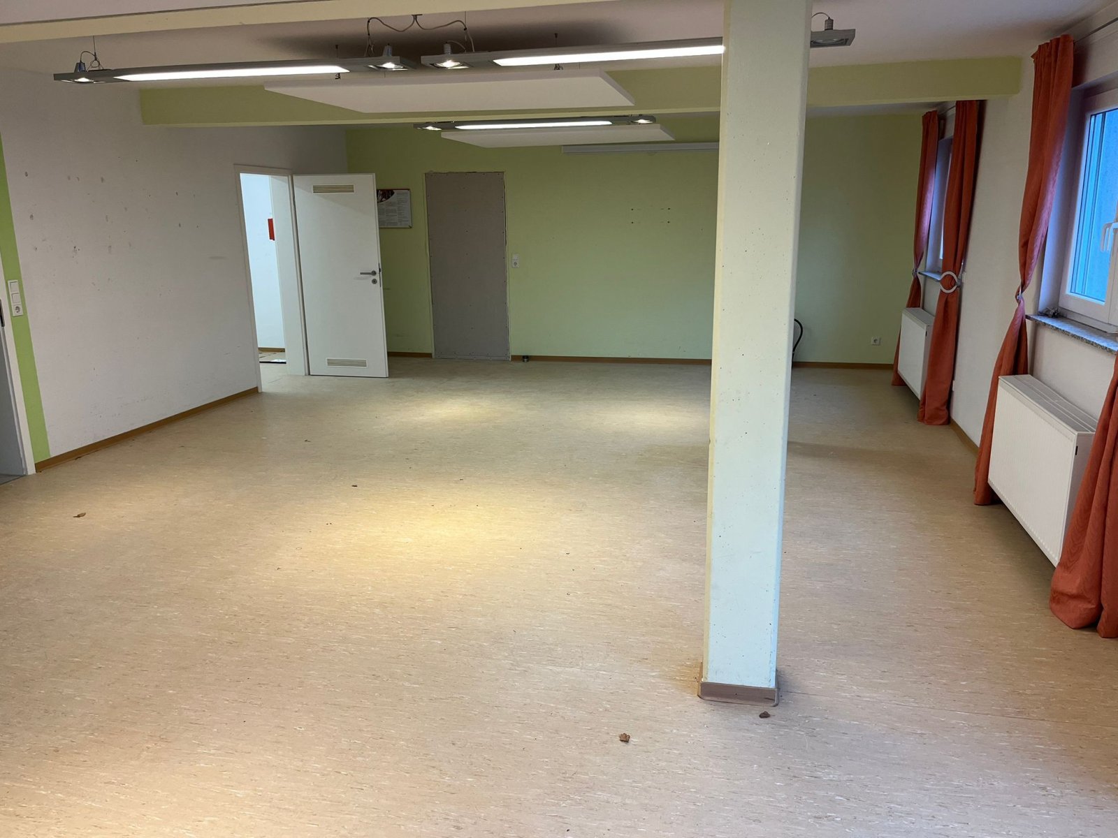 STEINBACH : Ebenertige Gewerbefläche ( 85m² ) mit 2 Stellplätzen warten auf NEUE Nutzung !
