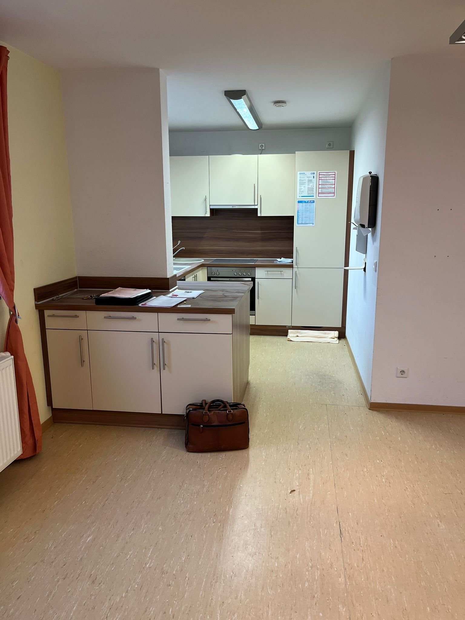 STEINBACH : Ebenertige Gewerbefläche ( 85m² ) mit 2 Stellplätzen warten auf NEUE Nutzung !
