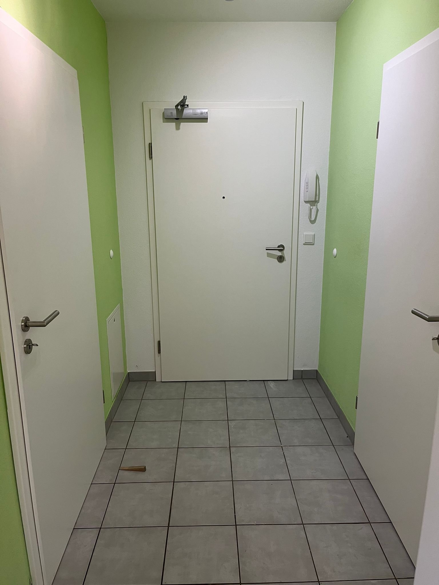 STEINBACH : Ebenertige Gewerbefläche ( 85m² ) mit 2 Stellplätzen warten auf NEUE Nutzung !