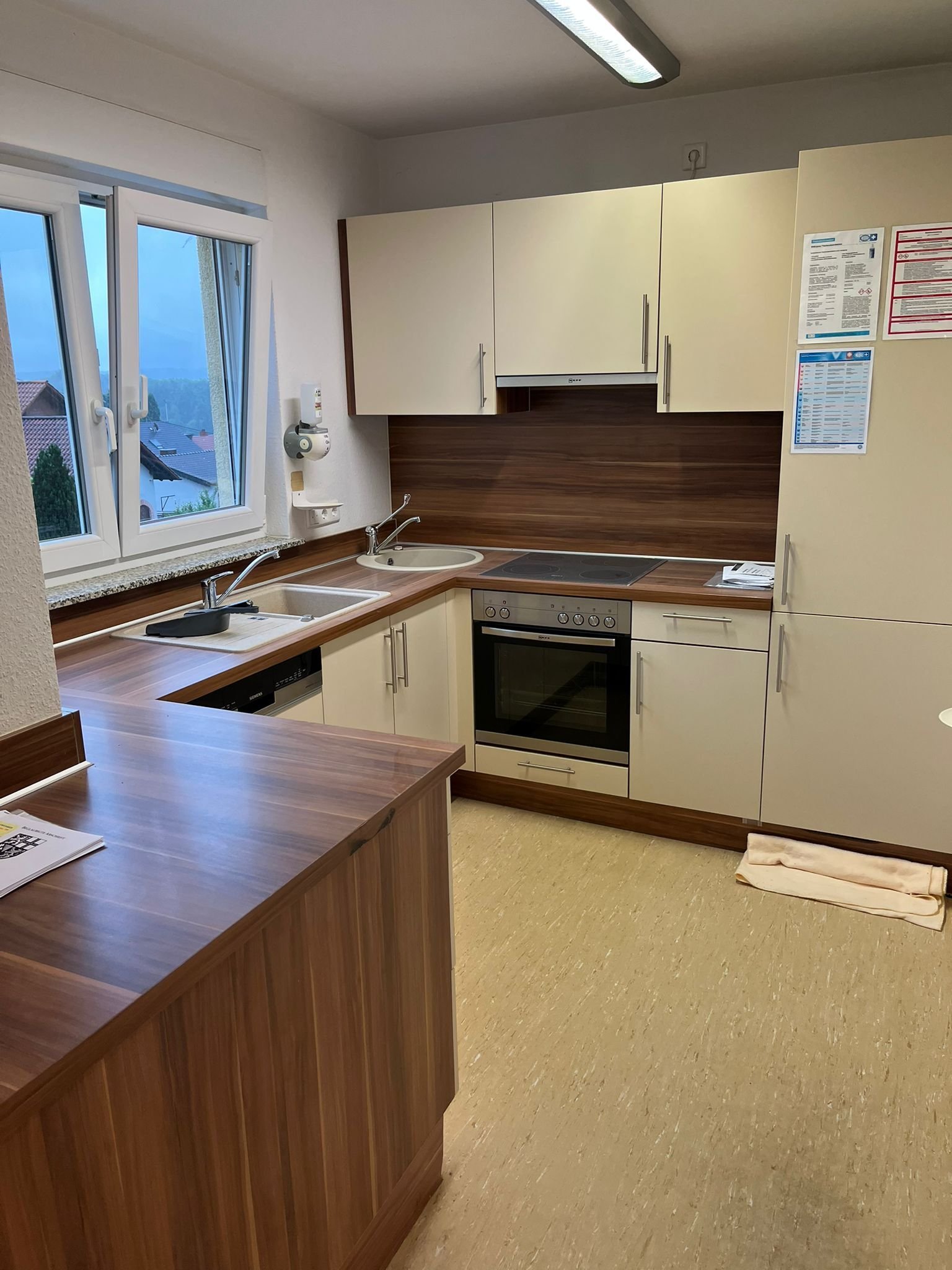 STEINBACH : Ebenertige Gewerbefläche ( 85m² ) mit 2 Stellplätzen warten auf NEUE Nutzung !