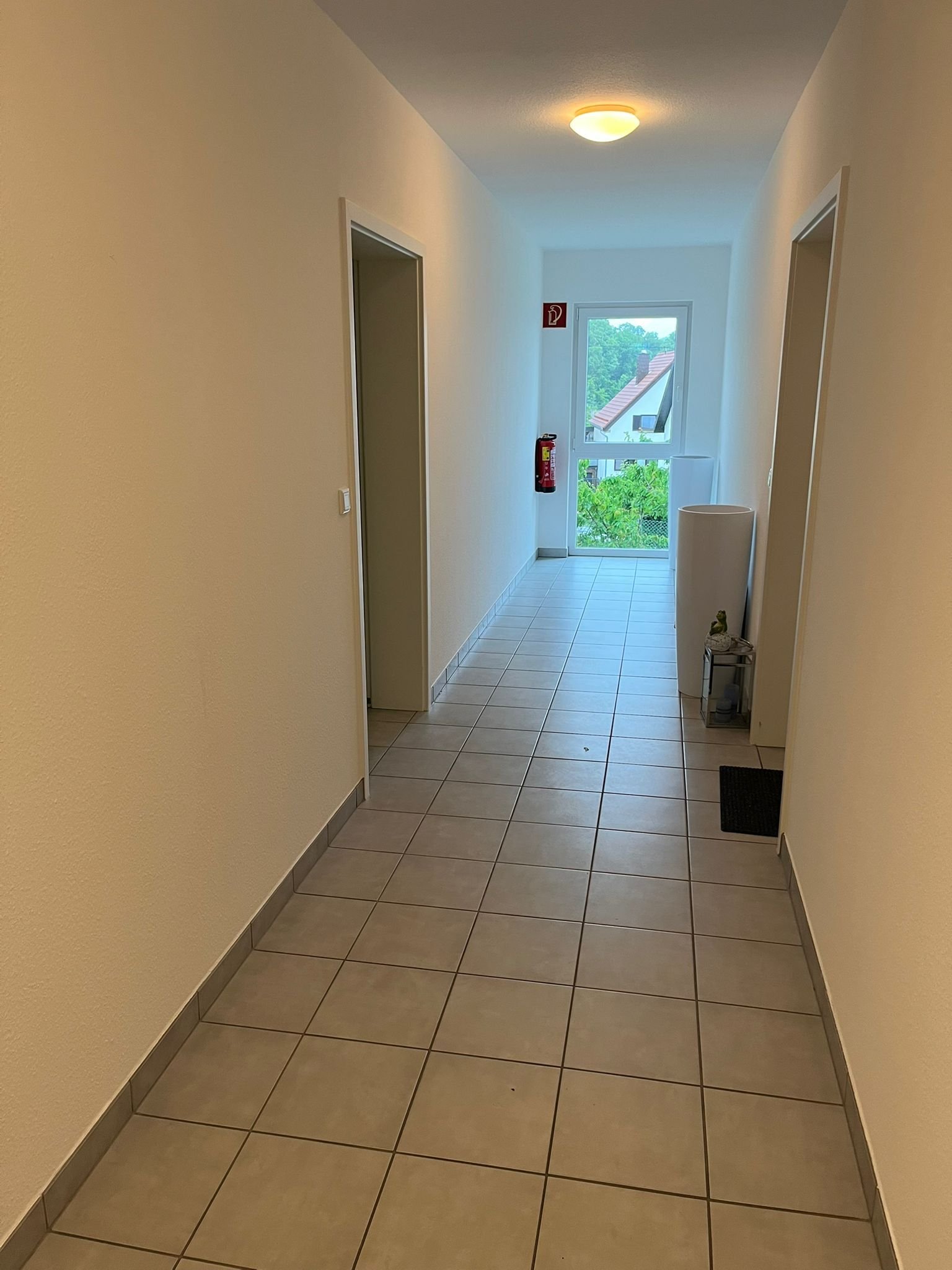 STEINBACH : Ebenertige Gewerbefläche ( 85m² ) mit 2 Stellplätzen warten auf NEUE Nutzung !