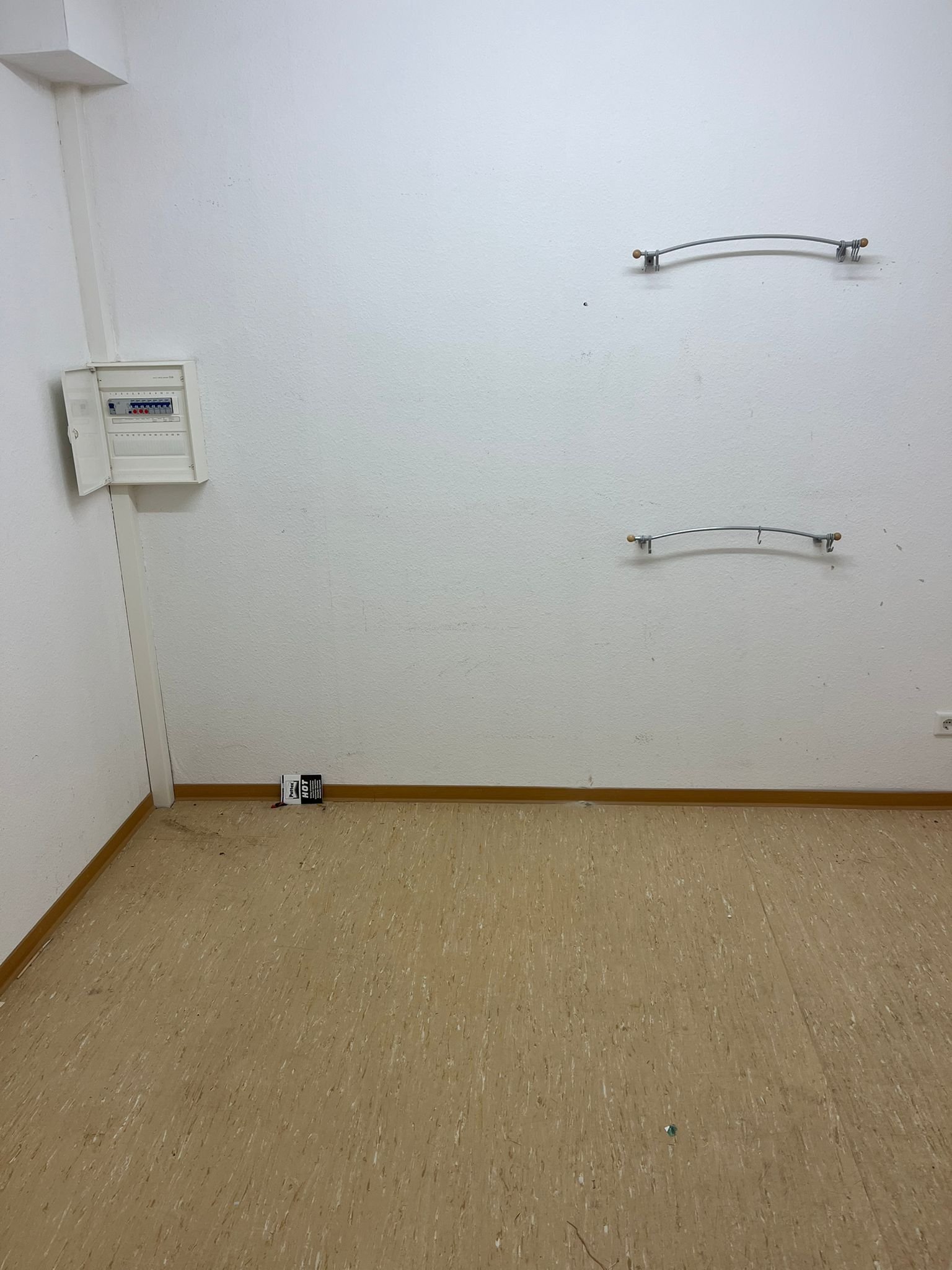 STEINBACH : Ebenertige Gewerbefläche ( 85m² ) mit 2 Stellplätzen warten auf NEUE Nutzung !