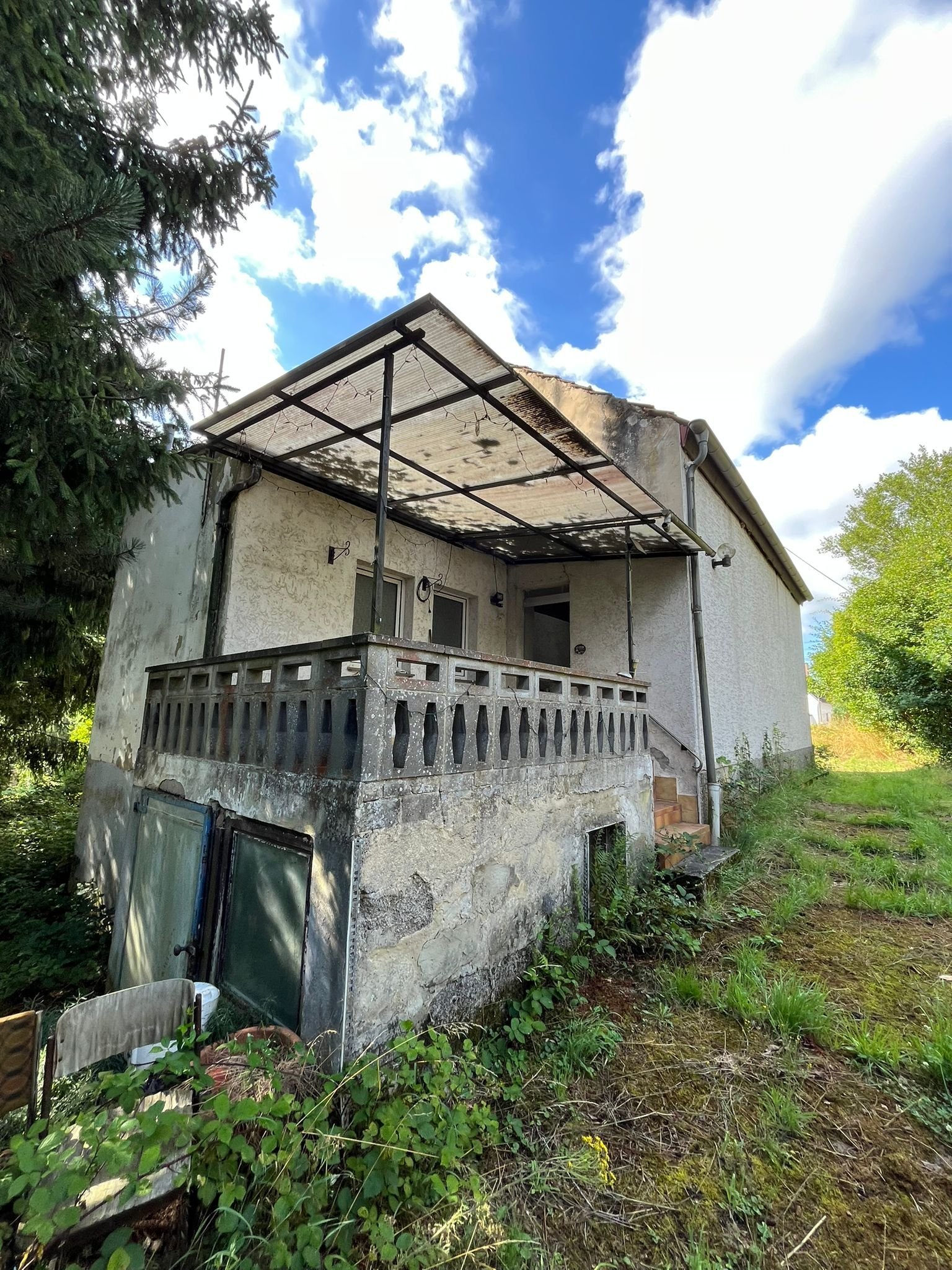 EIDENBORN : SANIERUNGSOBJEKT mit POTENTIAL und 1060 m² GRUNDSTÜCK !  !