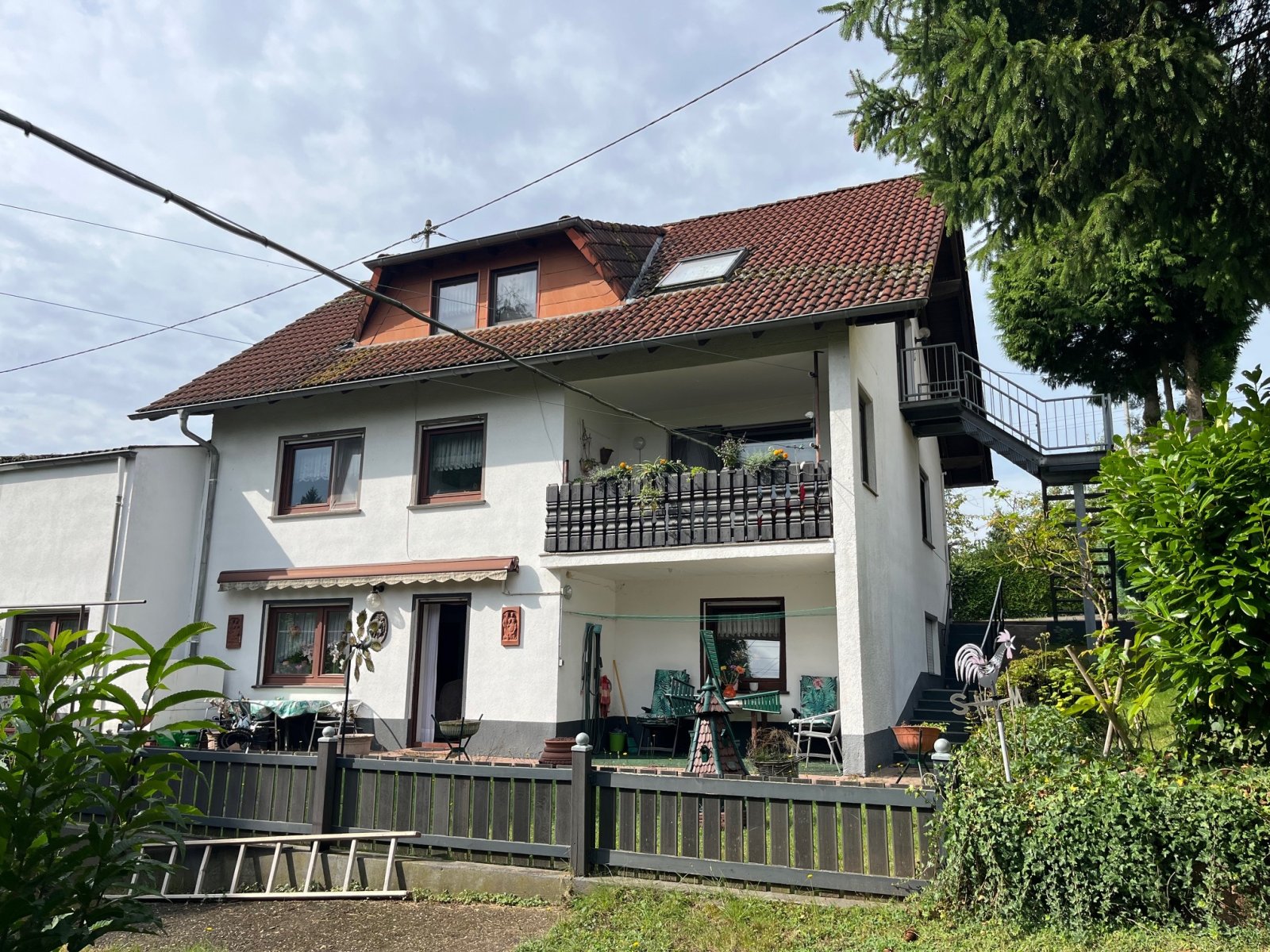 EIWEILER : Solides und gepflegtes 1 - 2 - 3 Familienhaus in TRAUMLAGE !