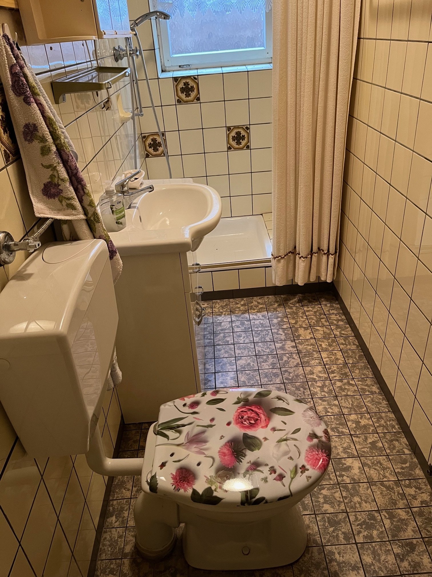 EIWEILER : Solides und gepflegtes 1 - 2 - 3 Familienhaus in TRAUMLAGE !