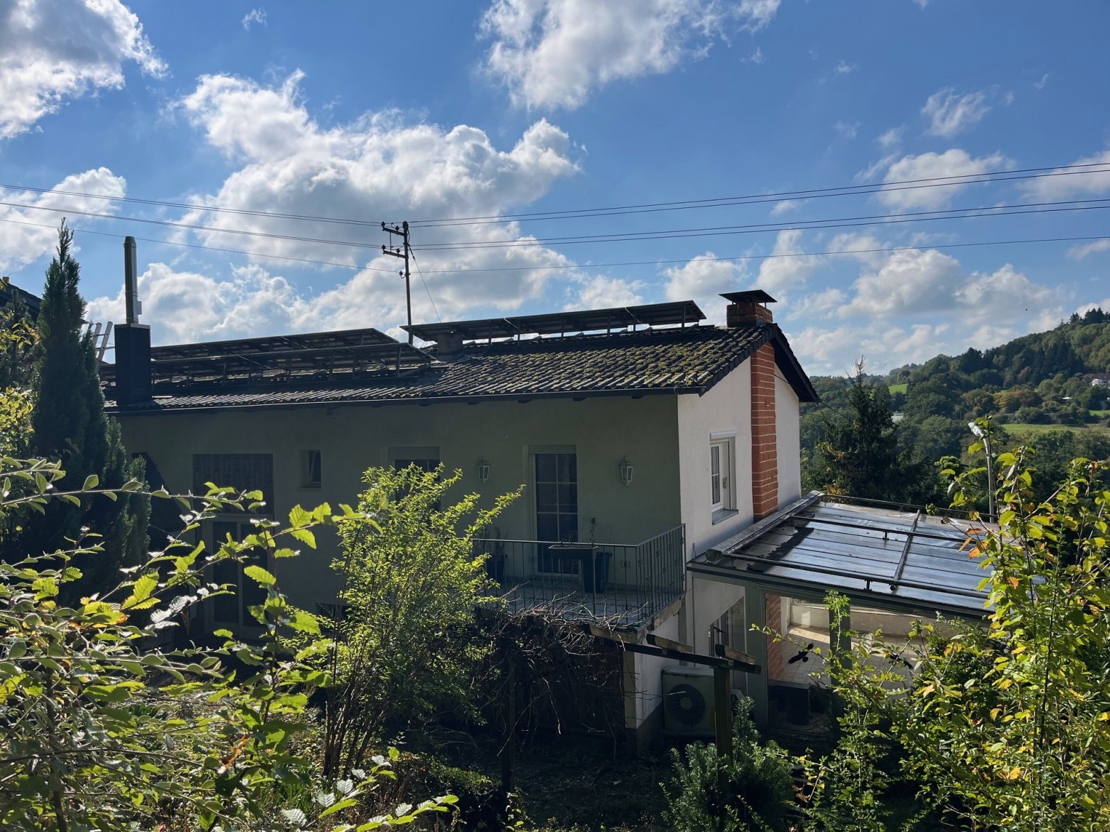 DIRMINGEN: Großzügiger Bungalow mit ELW und Photovoltaikanlage in idyllischer Höhenlage!