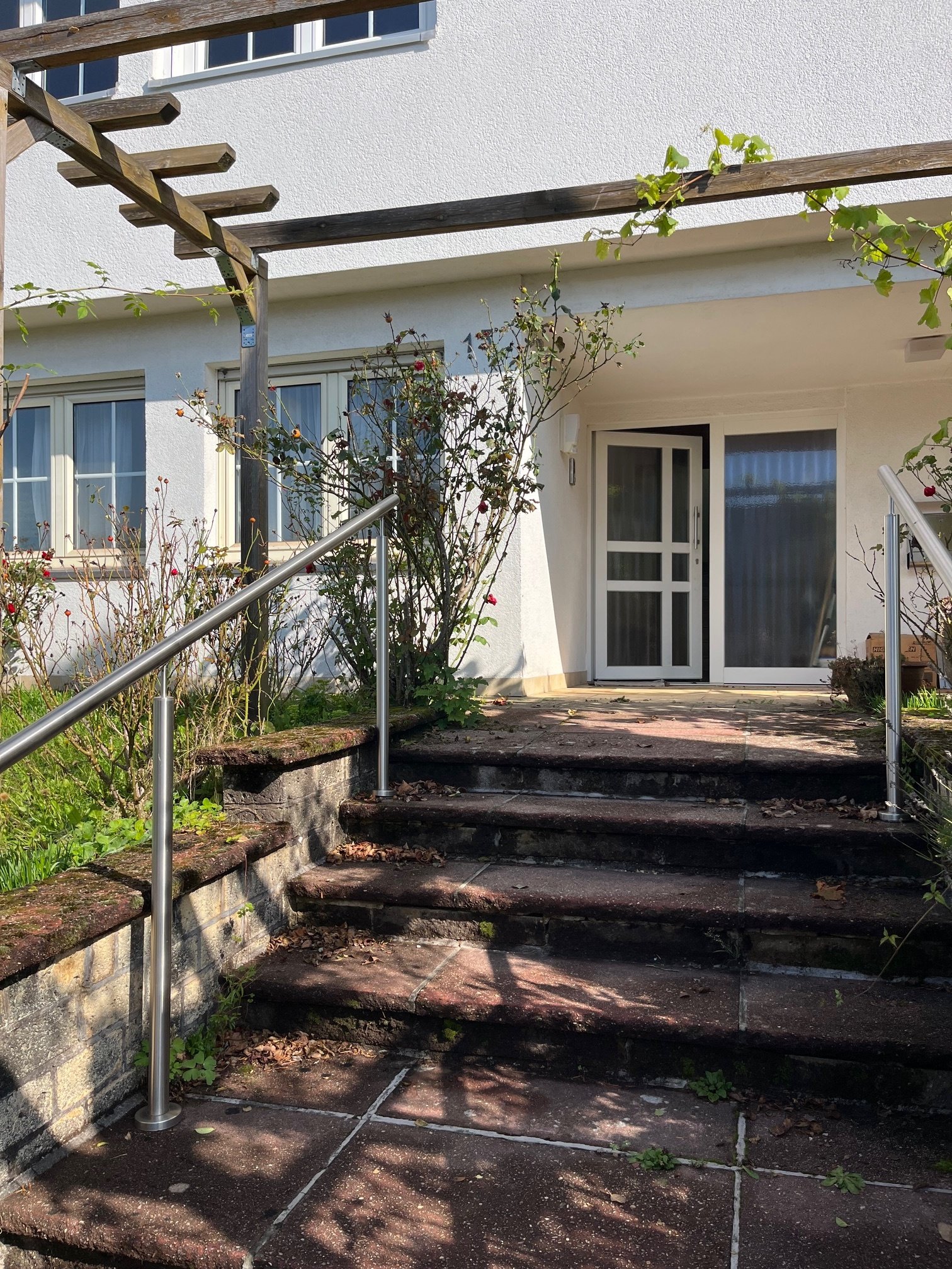 DIRMINGEN: Großzügiger Bungalow mit ELW und Photovoltaikanlage in idyllischer Höhenlage!