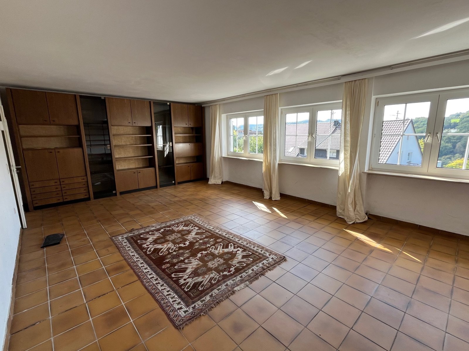 DIRMINGEN: Großzügiger Bungalow mit ELW und Photovoltaikanlage in idyllischer Höhenlage!