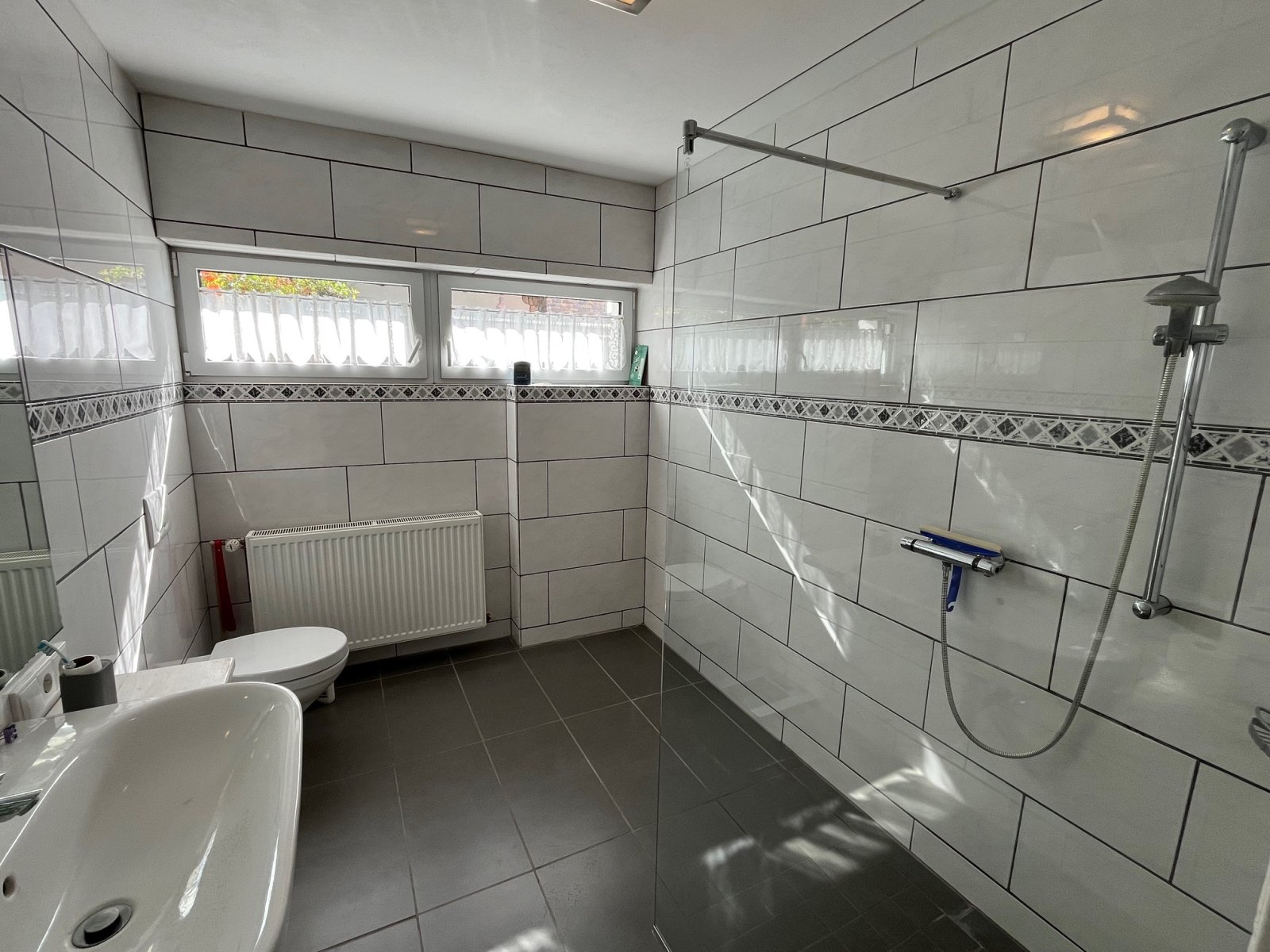 DIRMINGEN: Großzügiger Bungalow mit ELW und Photovoltaikanlage in idyllischer Höhenlage!
