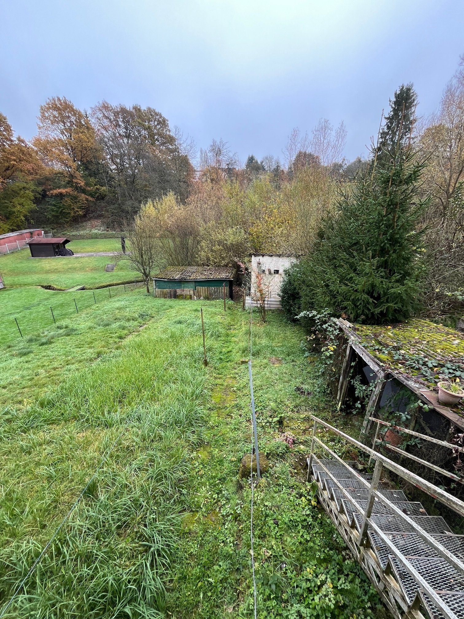 HÜTTERSDORF : GROSSES Haus (ca. 200 m² WF ) mit BACHLAUF für HANDWERKER in ruhiger LAGE !