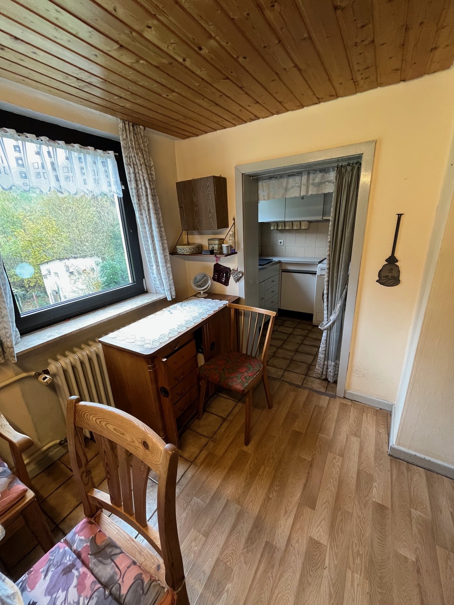 HÜTTERSDORF : GROSSES Haus (ca. 200 m² WF ) mit BACHLAUF für HANDWERKER in ruhiger LAGE !