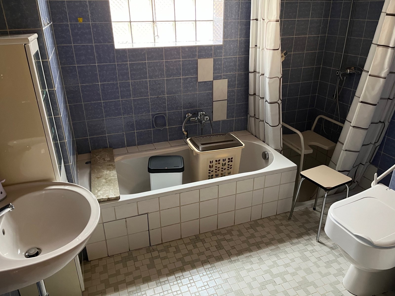 HÜTTERSDORF : GROSSES Haus (ca. 200 m² WF ) mit BACHLAUF für HANDWERKER in ruhiger LAGE !