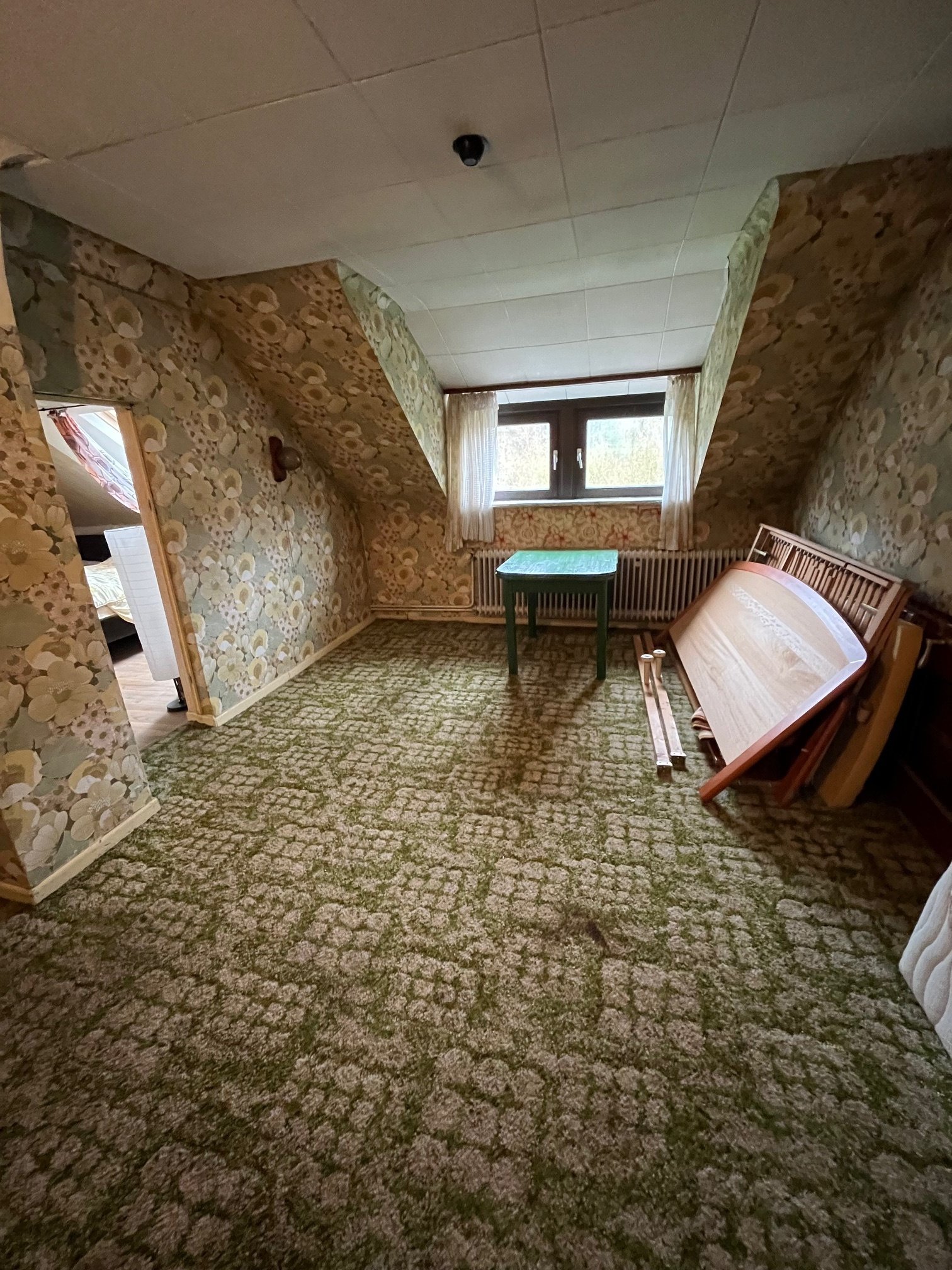 HÜTTERSDORF : GROSSES Haus (ca. 200 m² WF ) mit BACHLAUF für HANDWERKER in ruhiger LAGE !