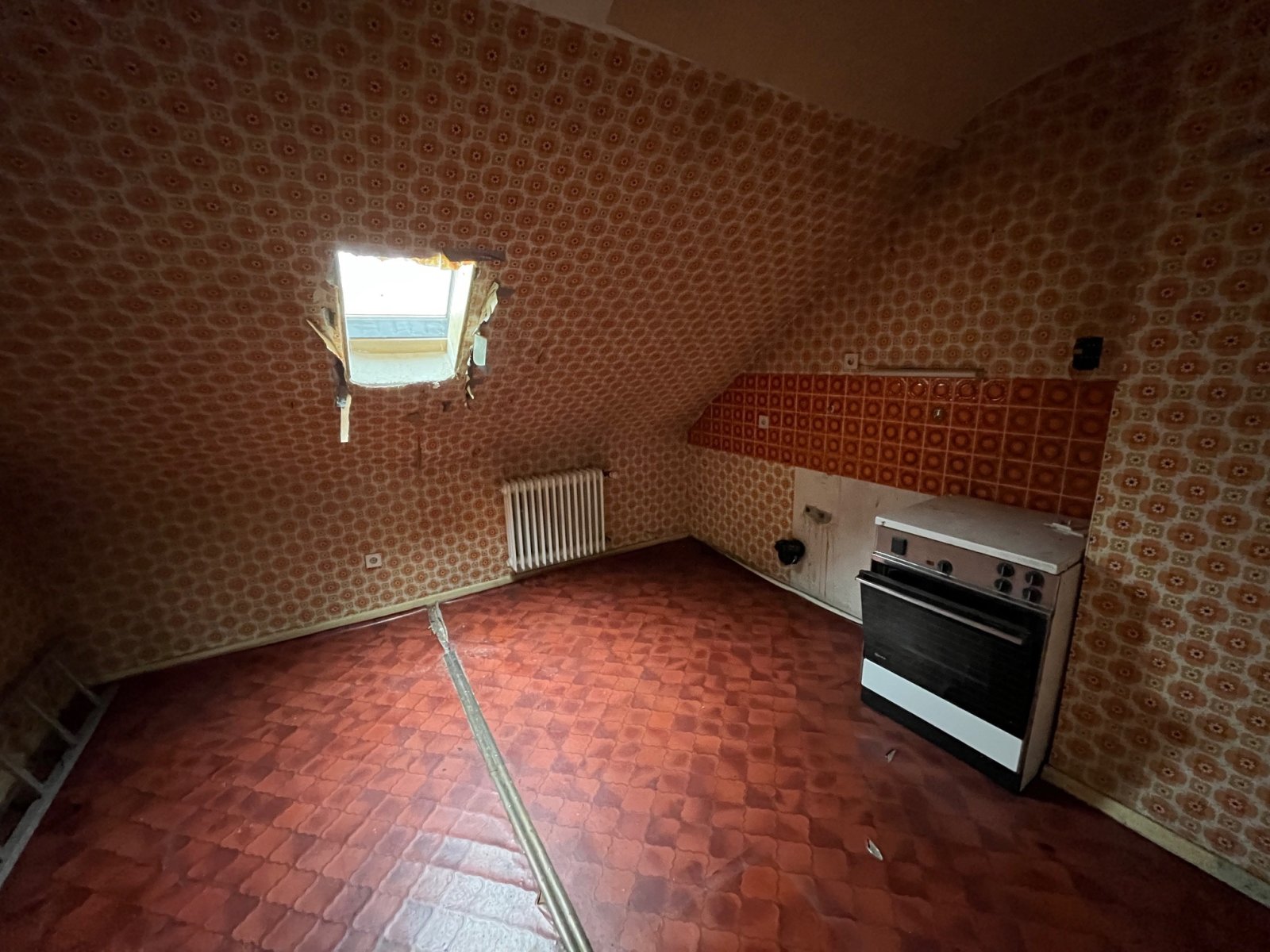 HÜTTERSDORF : GROSSES Haus (ca. 200 m² WF ) mit BACHLAUF für HANDWERKER in ruhiger LAGE !