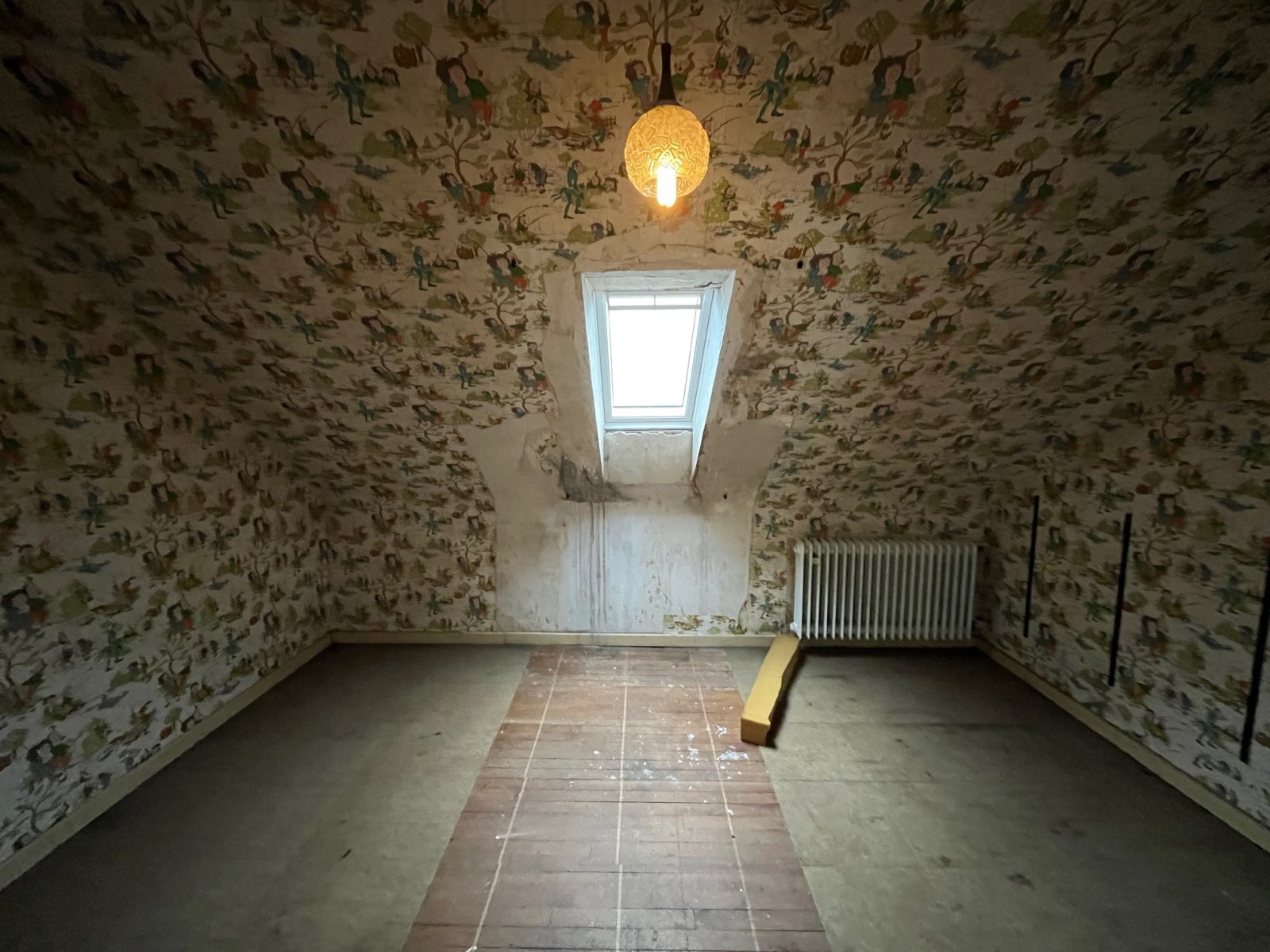 HÜTTERSDORF : GROSSES Haus (ca. 200 m² WF ) mit BACHLAUF für HANDWERKER in ruhiger LAGE !