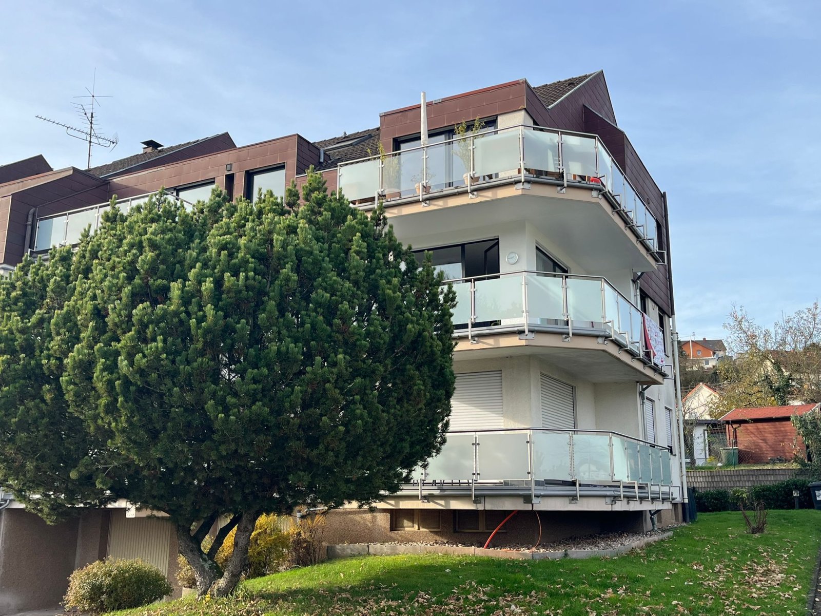 Schmelz: Vermietete 2 ZKB - Wohnung mit Balkon und Stellplatz !