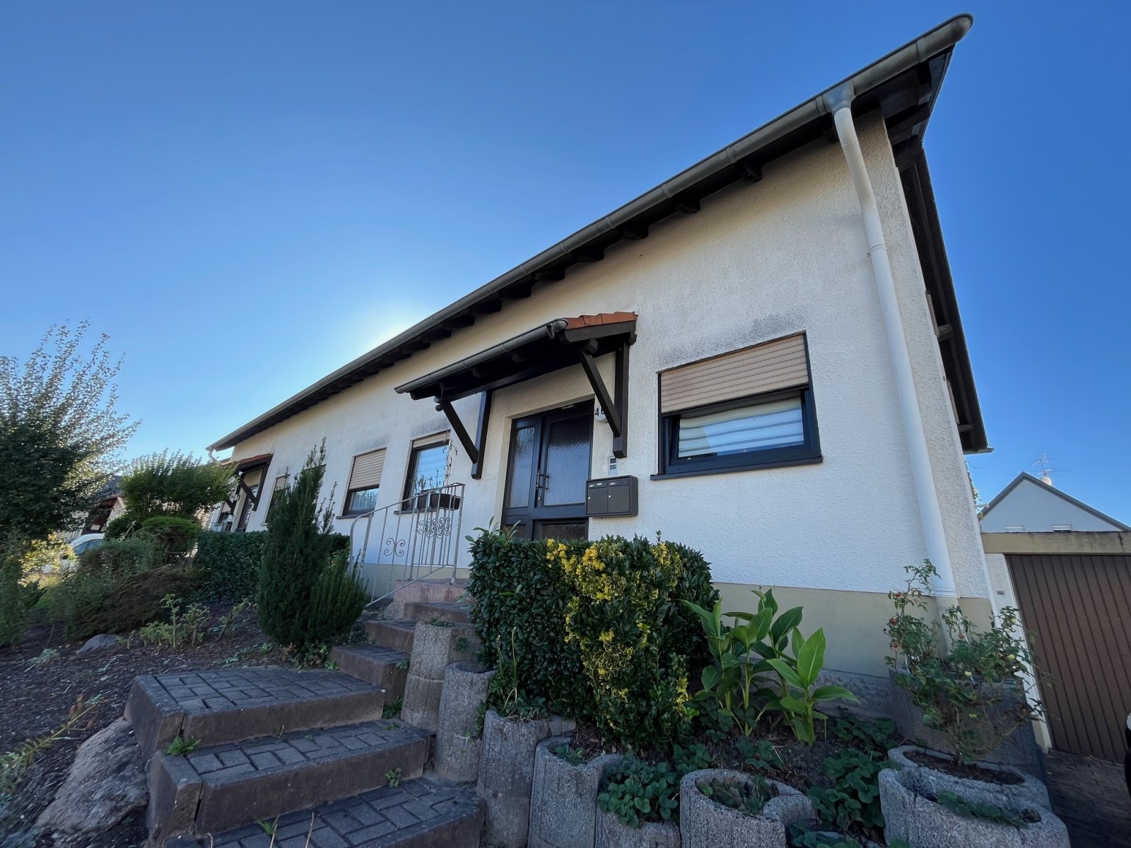 REHLINGEN : Vermietetes 4 - FAMILIENHAUS mit 5 GARAGEN in gefragter WOHNLAGE !