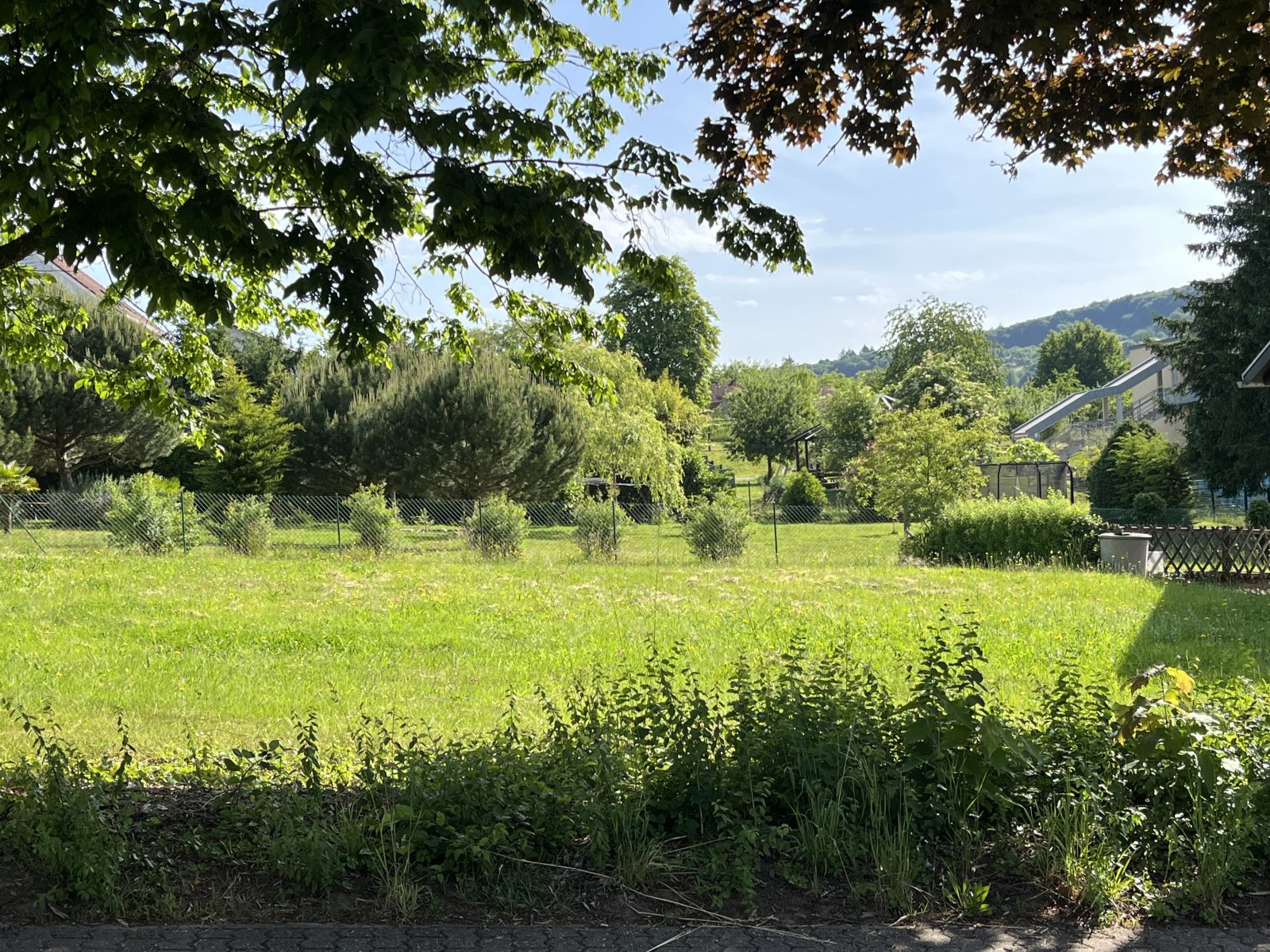 DÜPPENWEILER:  EBENES Baugrundstück mit ca. 18m Front wartet auf BAUHERREN !