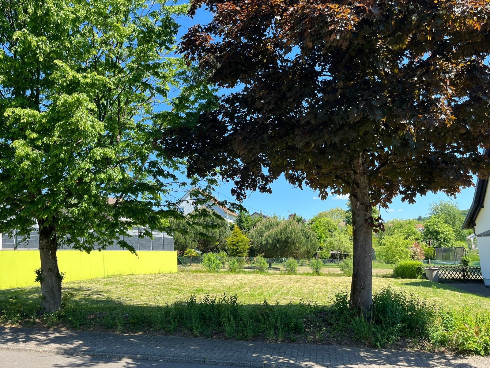 DÜPPENWEILER:  EBENES Baugrundstück mit ca. 18m Front wartet auf BAUHERREN !
