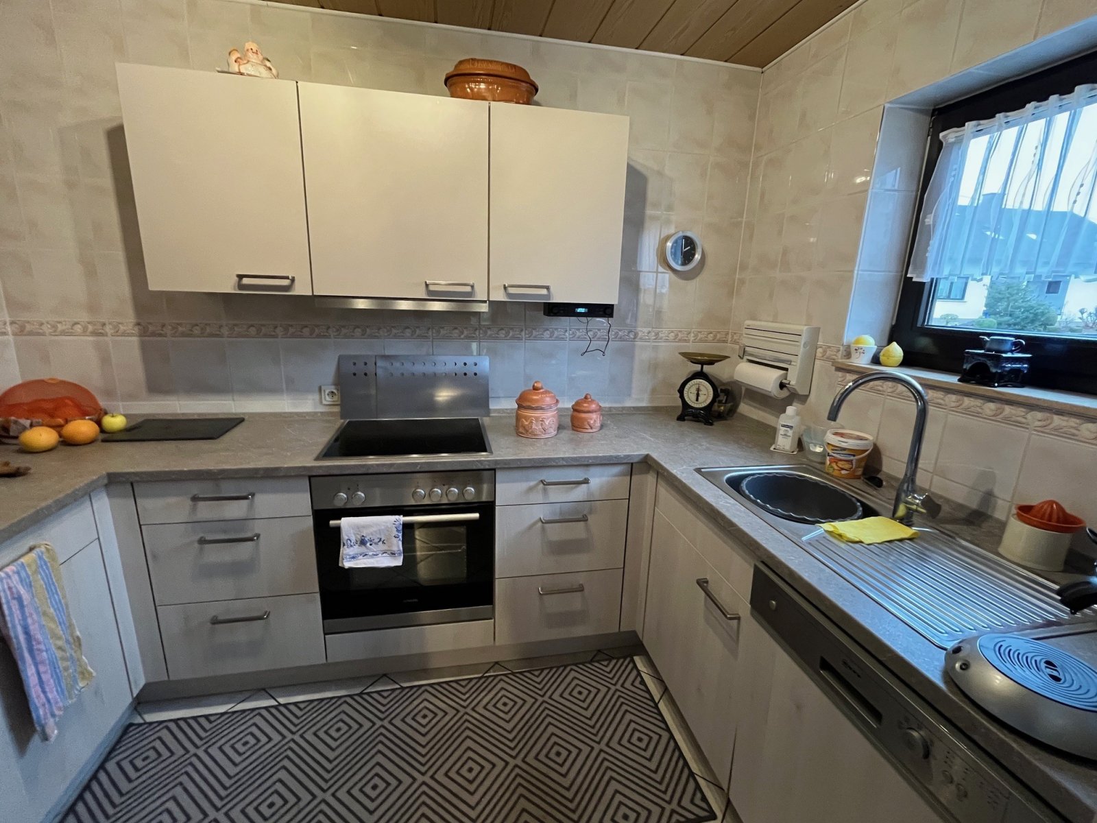 SCHMELZ : Aussergewöhnliches ANWESEN mit EINLIEGERWOHNUNG und versetzen WOHNEBENEN !