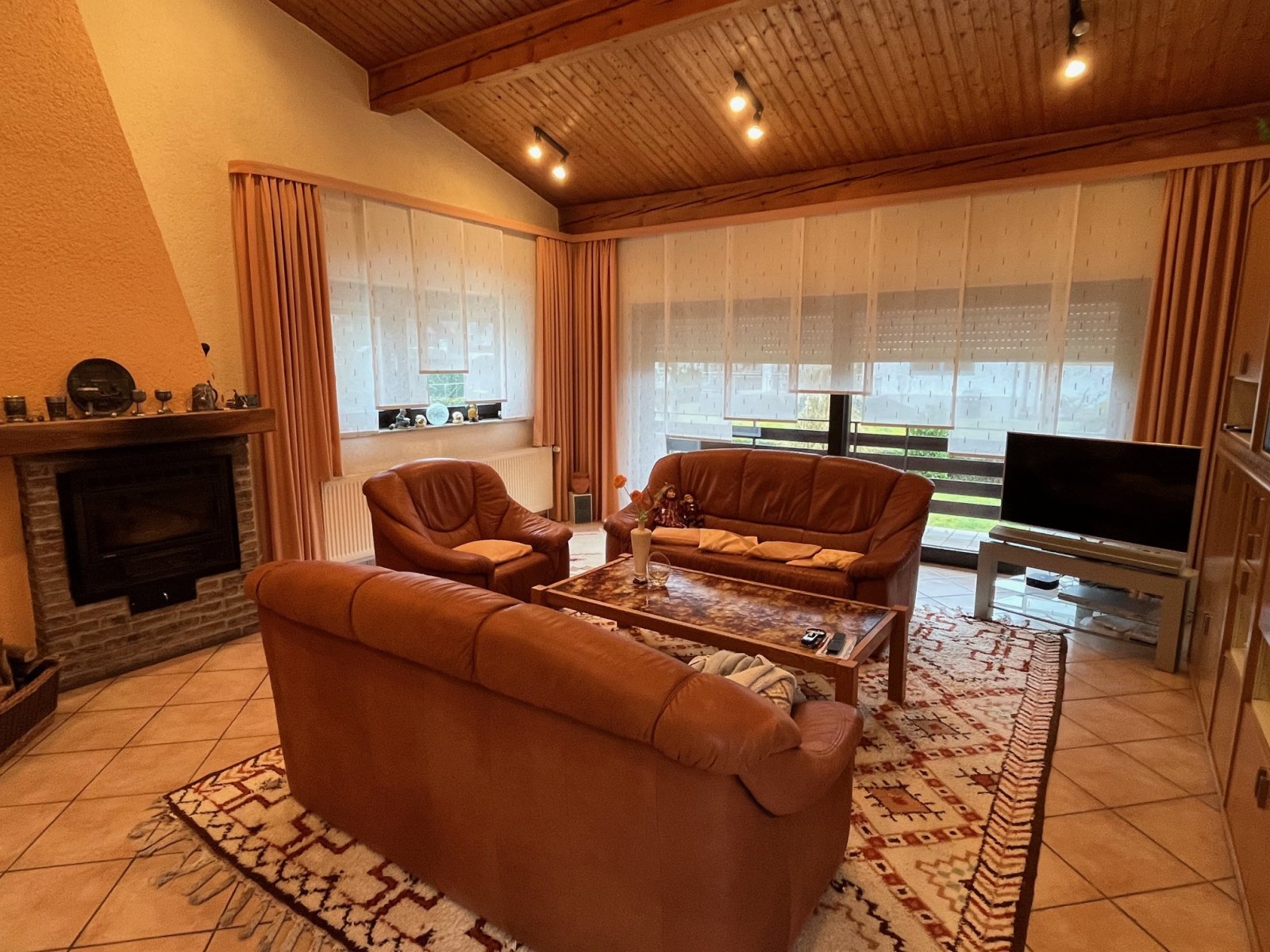 SCHMELZ : Aussergewöhnliches ANWESEN mit EINLIEGERWOHNUNG und versetzen WOHNEBENEN !