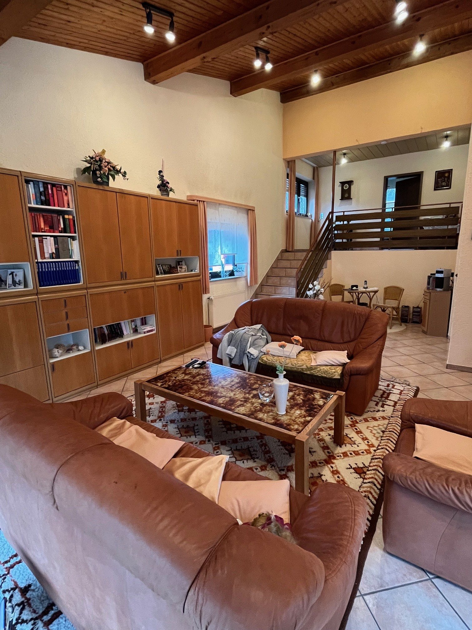 SCHMELZ : Aussergewöhnliches ANWESEN mit EINLIEGERWOHNUNG und versetzen WOHNEBENEN !