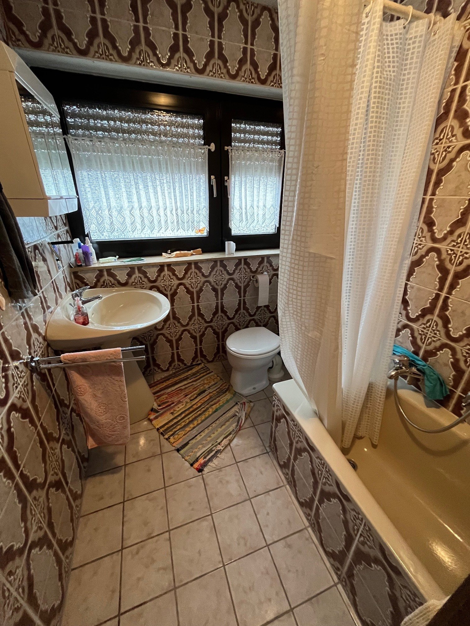 SCHMELZ : Aussergewöhnliches ANWESEN mit EINLIEGERWOHNUNG und versetzen WOHNEBENEN !