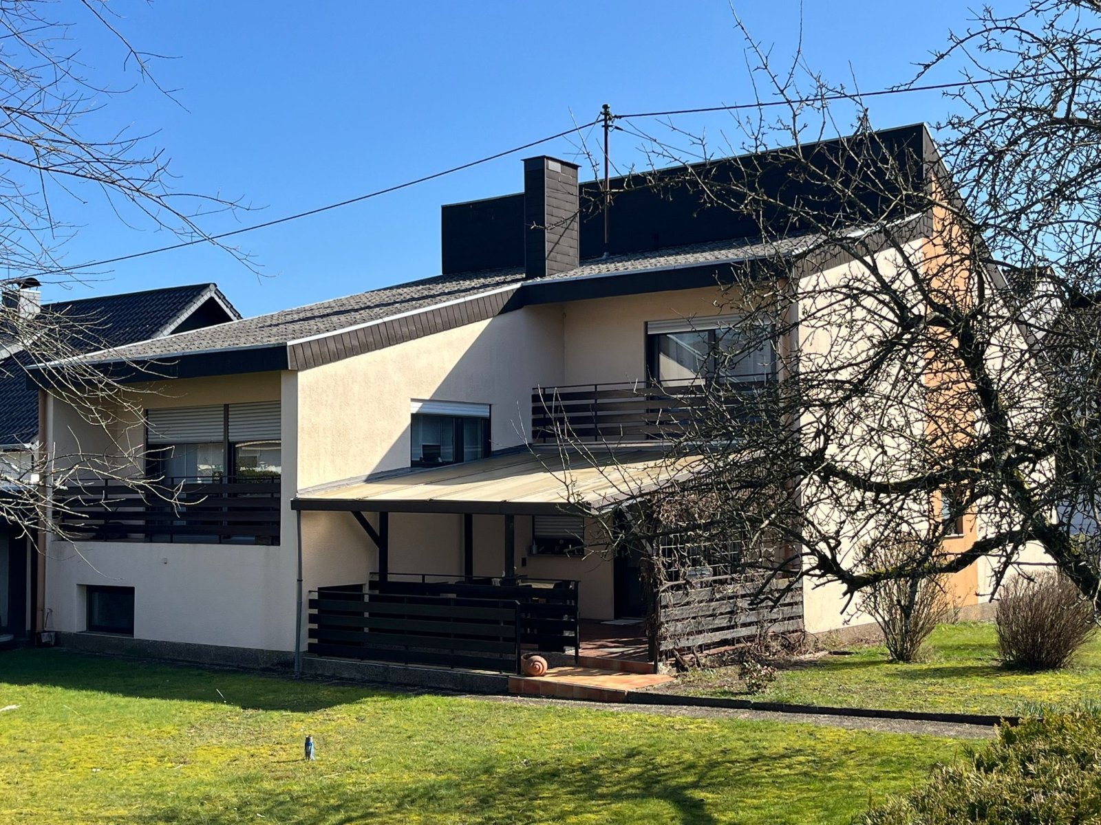 SCHMELZ : Aussergewöhnliches ANWESEN mit EINLIEGERWOHNUNG und versetzen WOHNEBENEN !