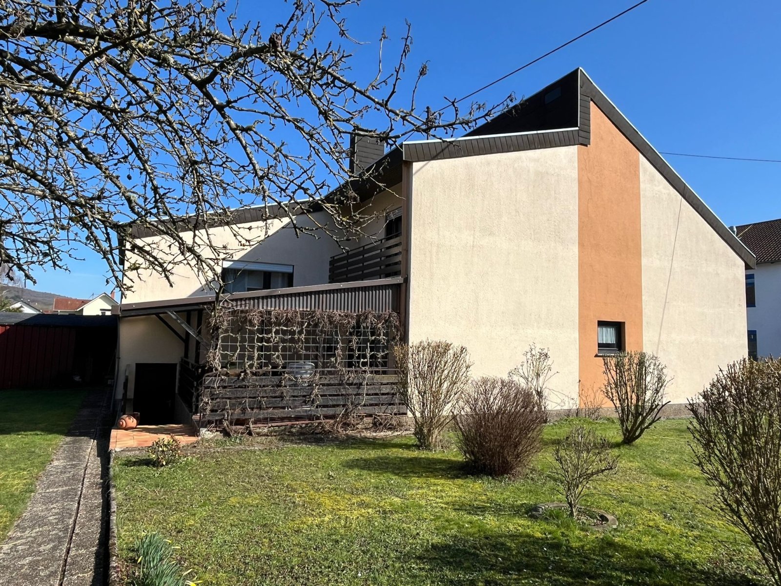 SCHMELZ : Aussergewöhnliches ANWESEN mit EINLIEGERWOHNUNG und versetzen WOHNEBENEN !