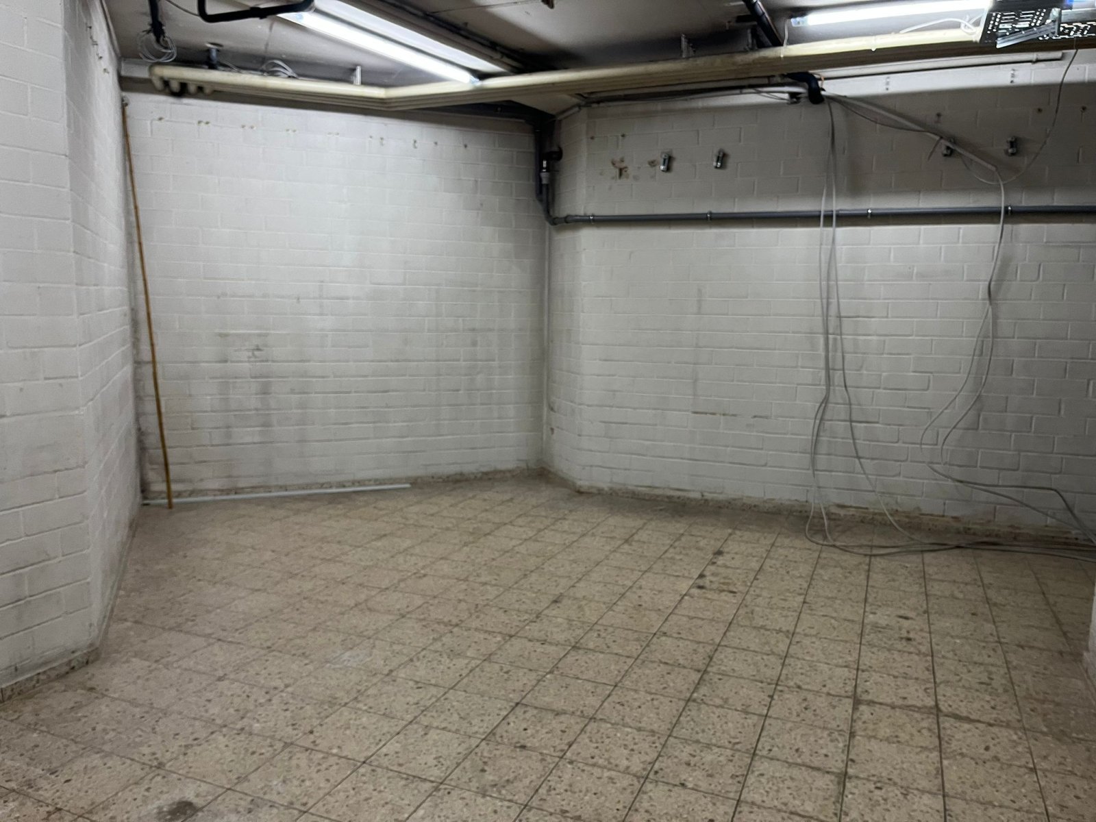 THALEXWEILER : GEWERBEOBJEKT ( ehem. Supermarkt ) an der B269 in Autobahnnähe !