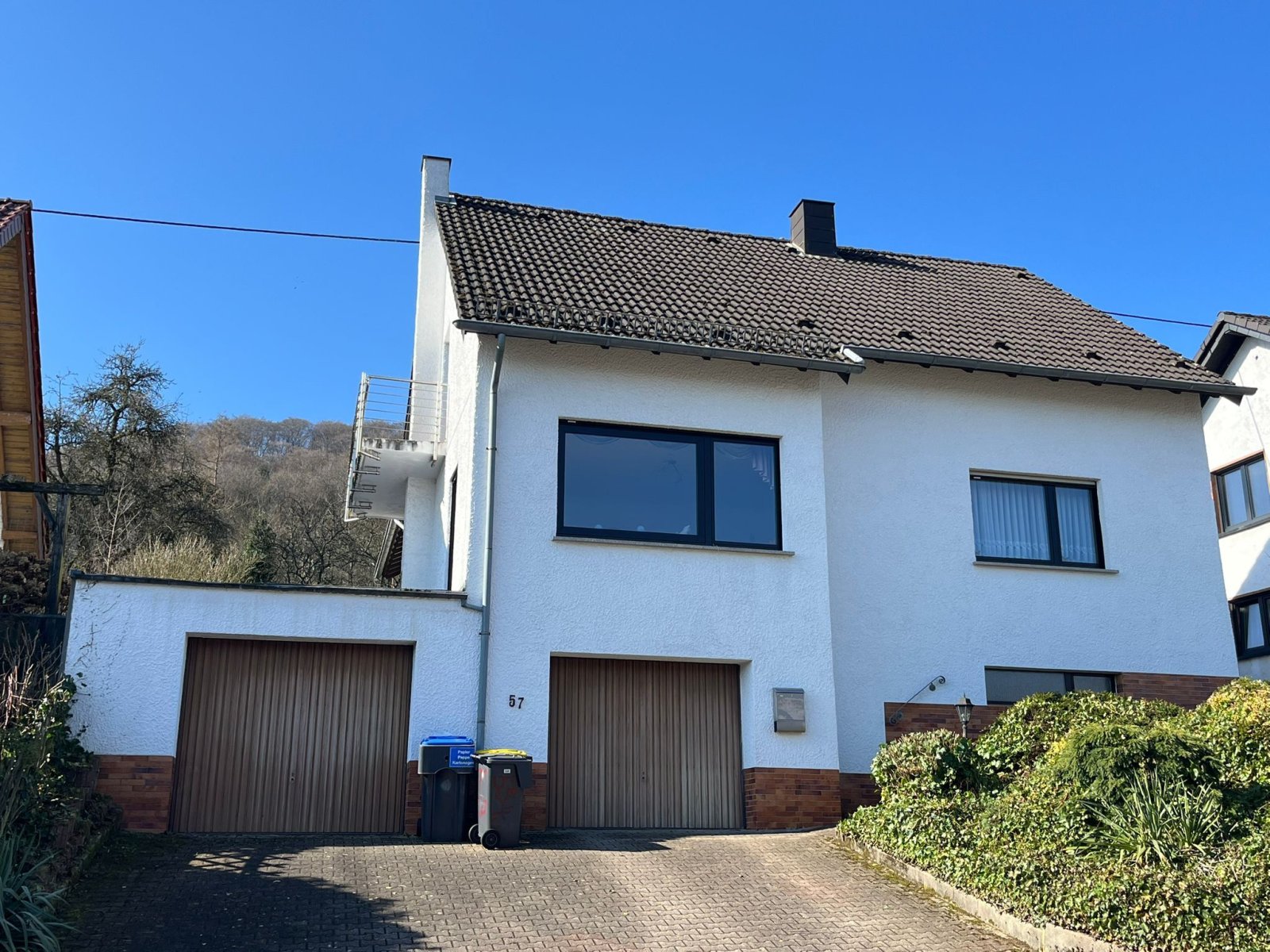 STEINBACH :  Großes 1 - 2 Familienhaus in ruhiger RANDLAGE wartet auf neue BEWOHNER ! !