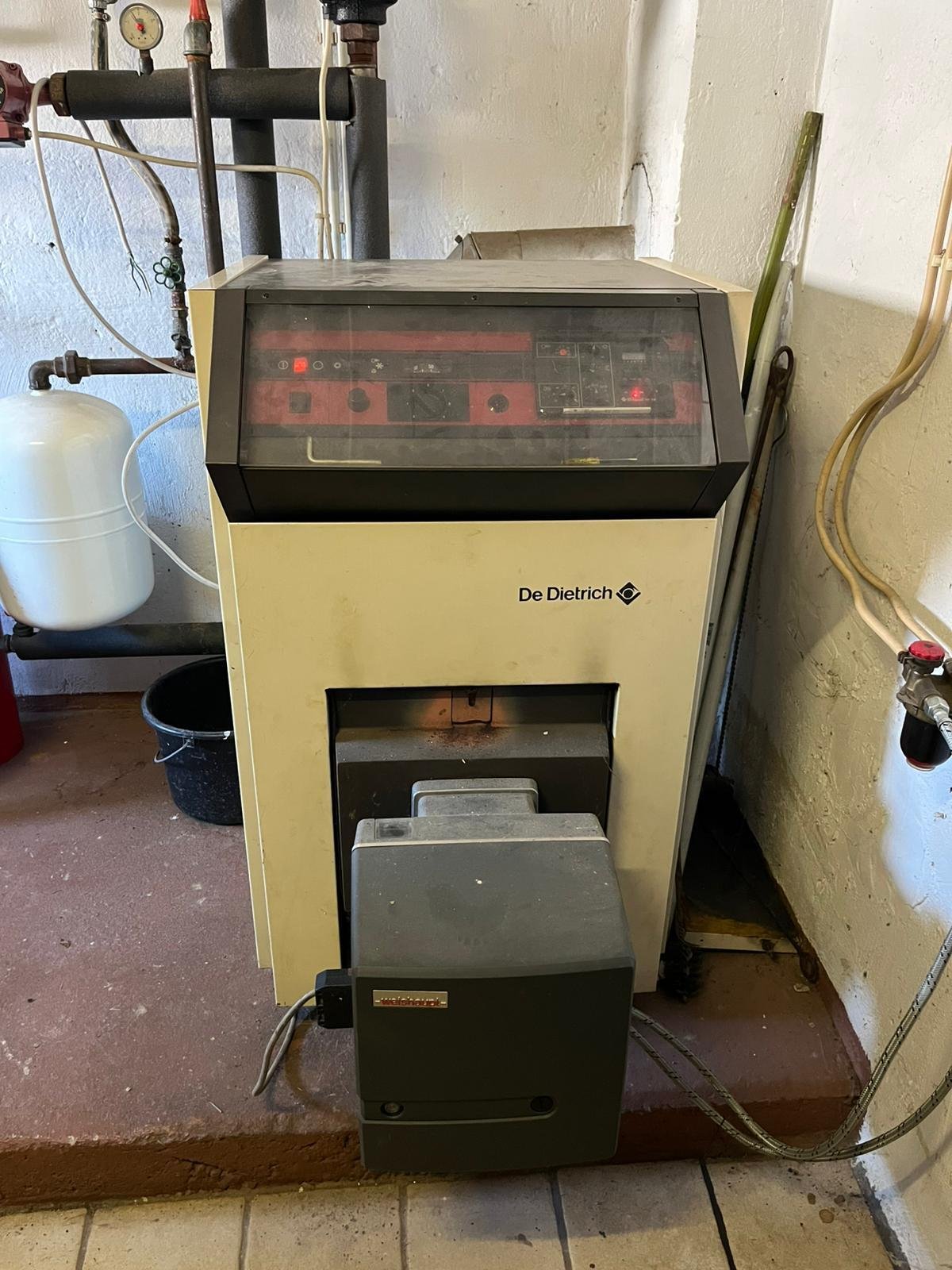 STEINBACH :  Großes 1 - 2 Familienhaus in ruhiger RANDLAGE wartet auf neue BEWOHNER ! !