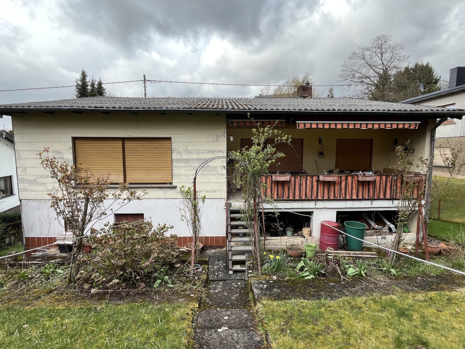 ASCHBACH : Solides HANDWERKERHAUS in WALDRANDNÄHE mit DOPPELGARAGE !