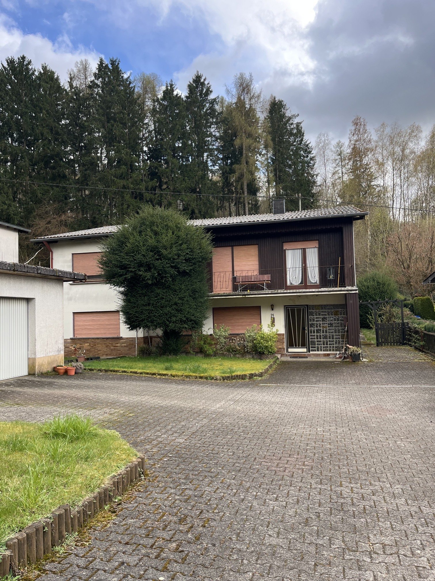 ASCHBACH : Solides HANDWERKERHAUS in WALDRANDNÄHE mit DOPPELGARAGE !