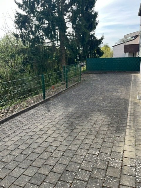 GRESAUBACH : Gepflegtes und solides HAUS mit AUSBAUKAPAZITÄT  !