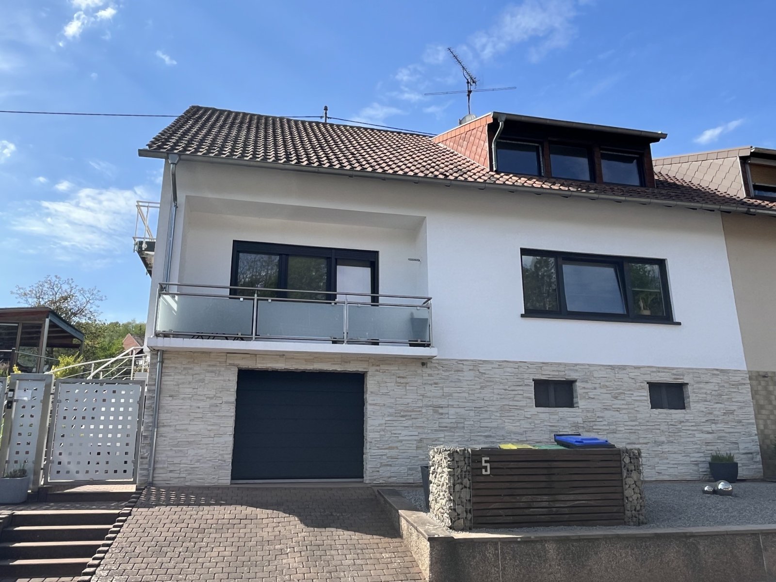 PIESBACH : WOHNFERTIG saniertes 2 - Familienhaus mit tollem Garten in Waldrandnähe !